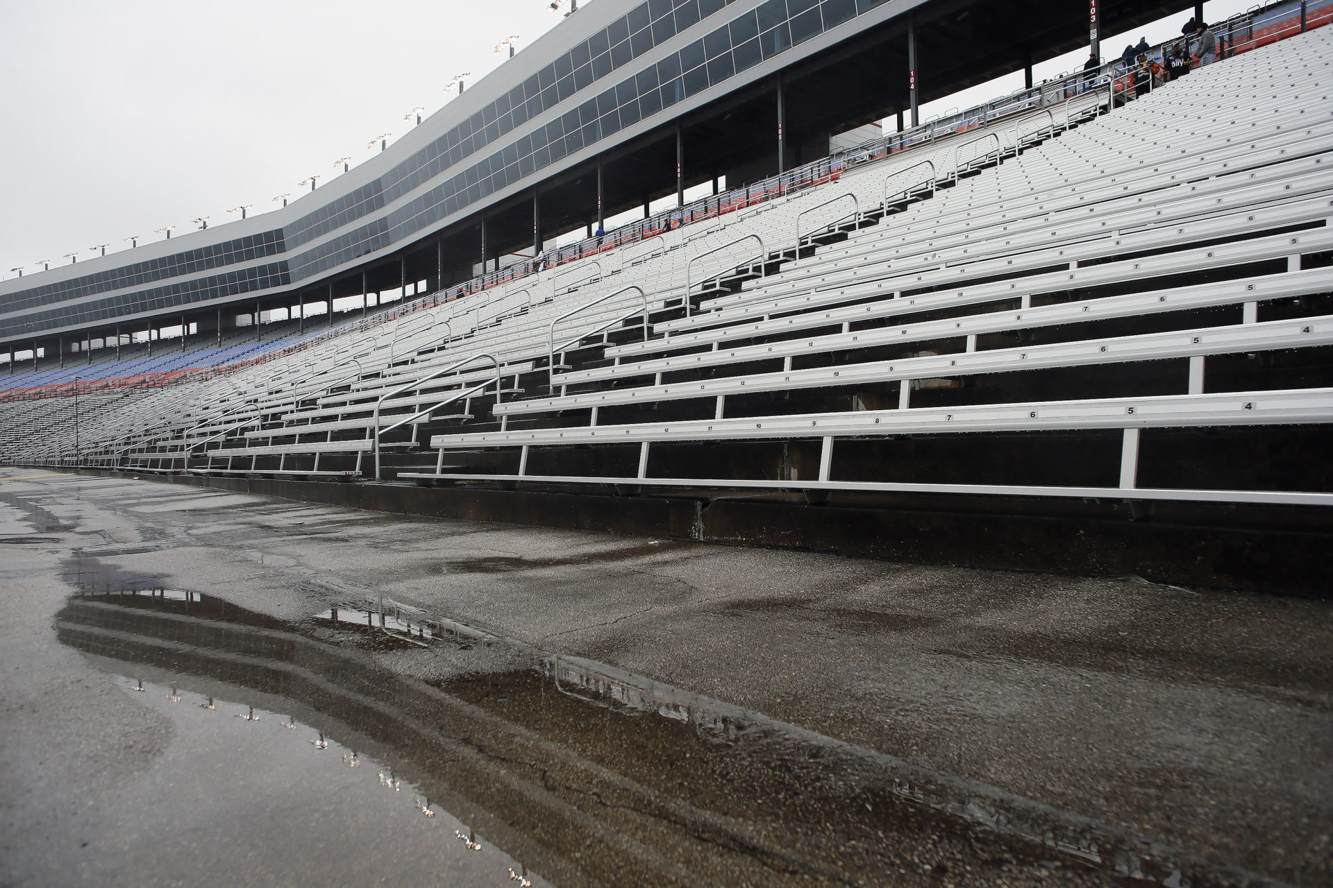 Des stands vides pendant un retard de pluie dans la course NASCAR Cup Series au Texas Motor Speedway