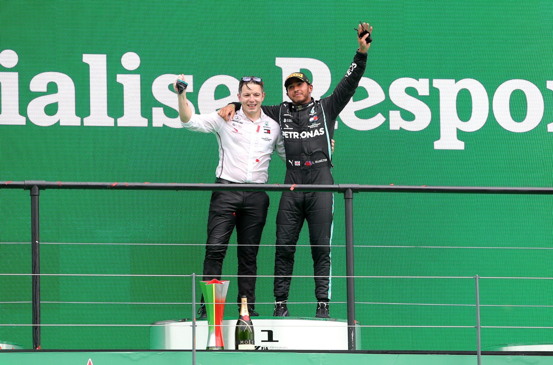 Lewis Hamilton et Peter Bonnington sur le podium du GP du Portugal