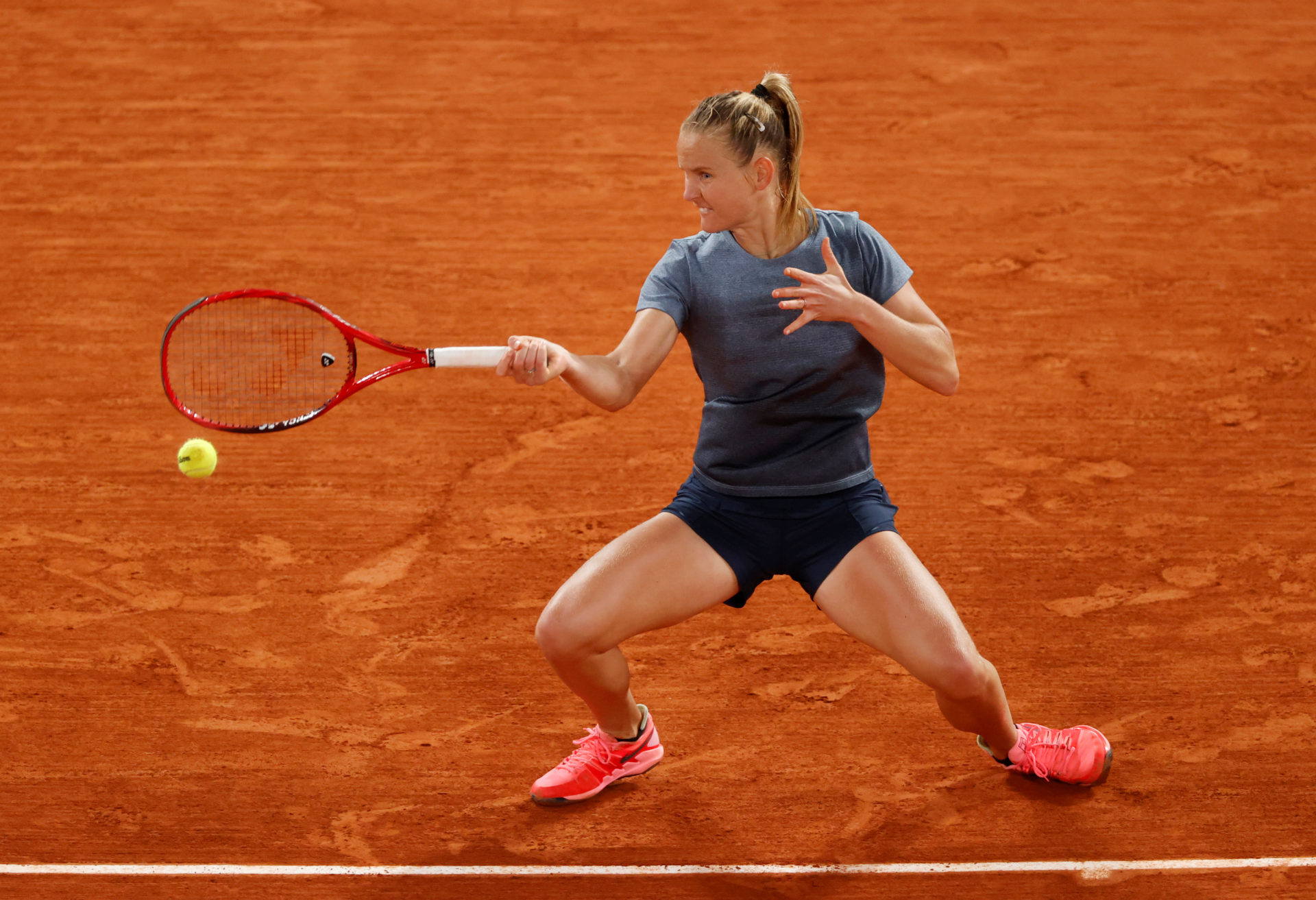 Fiona Ferro en action contre Sofia Kenin à Roland-Garros 2020