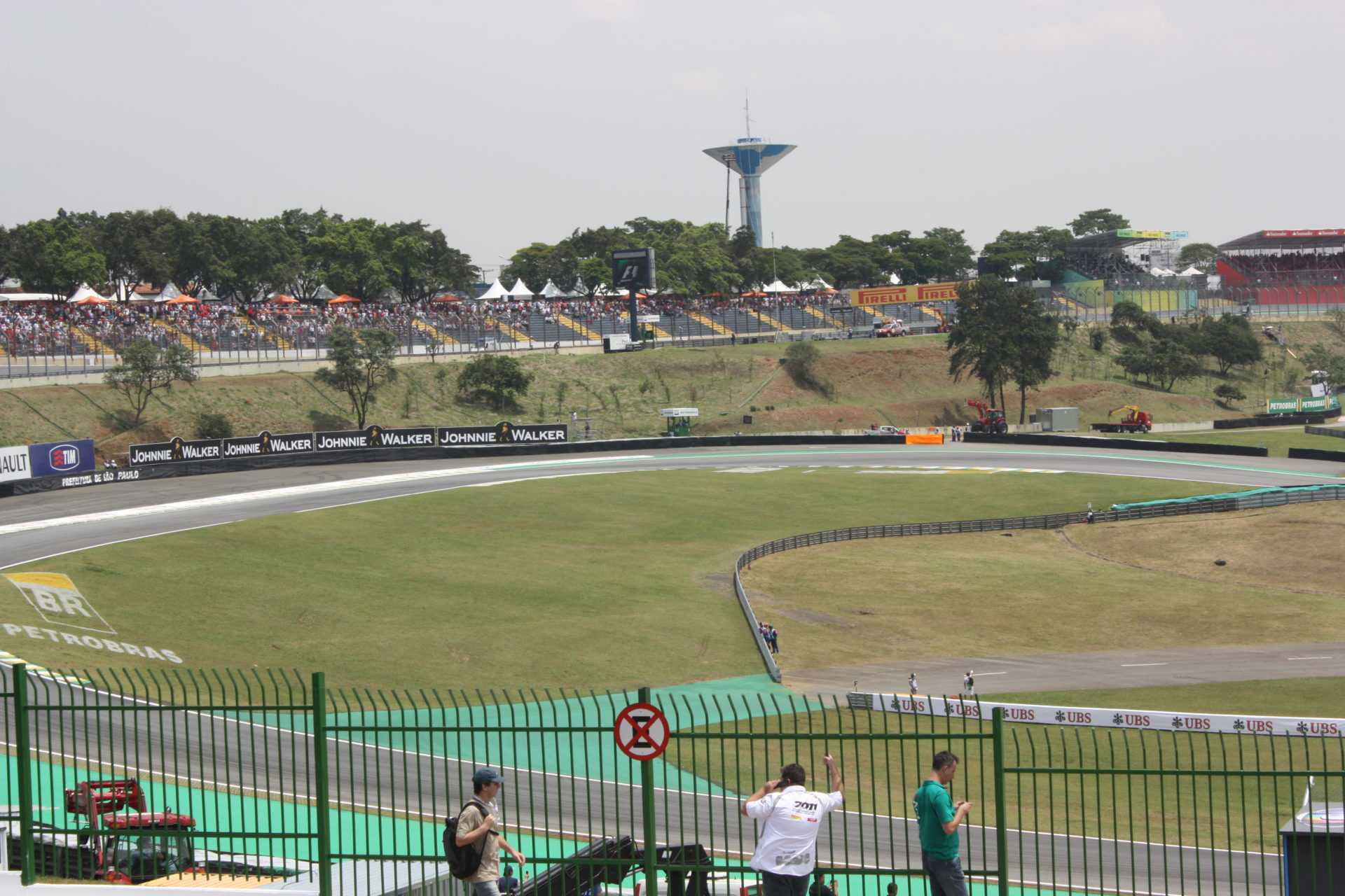 Surfaces de lettres révélant les détails du plan de la F1 pour passer du GP du Brésil à Rio: RAPPORTS