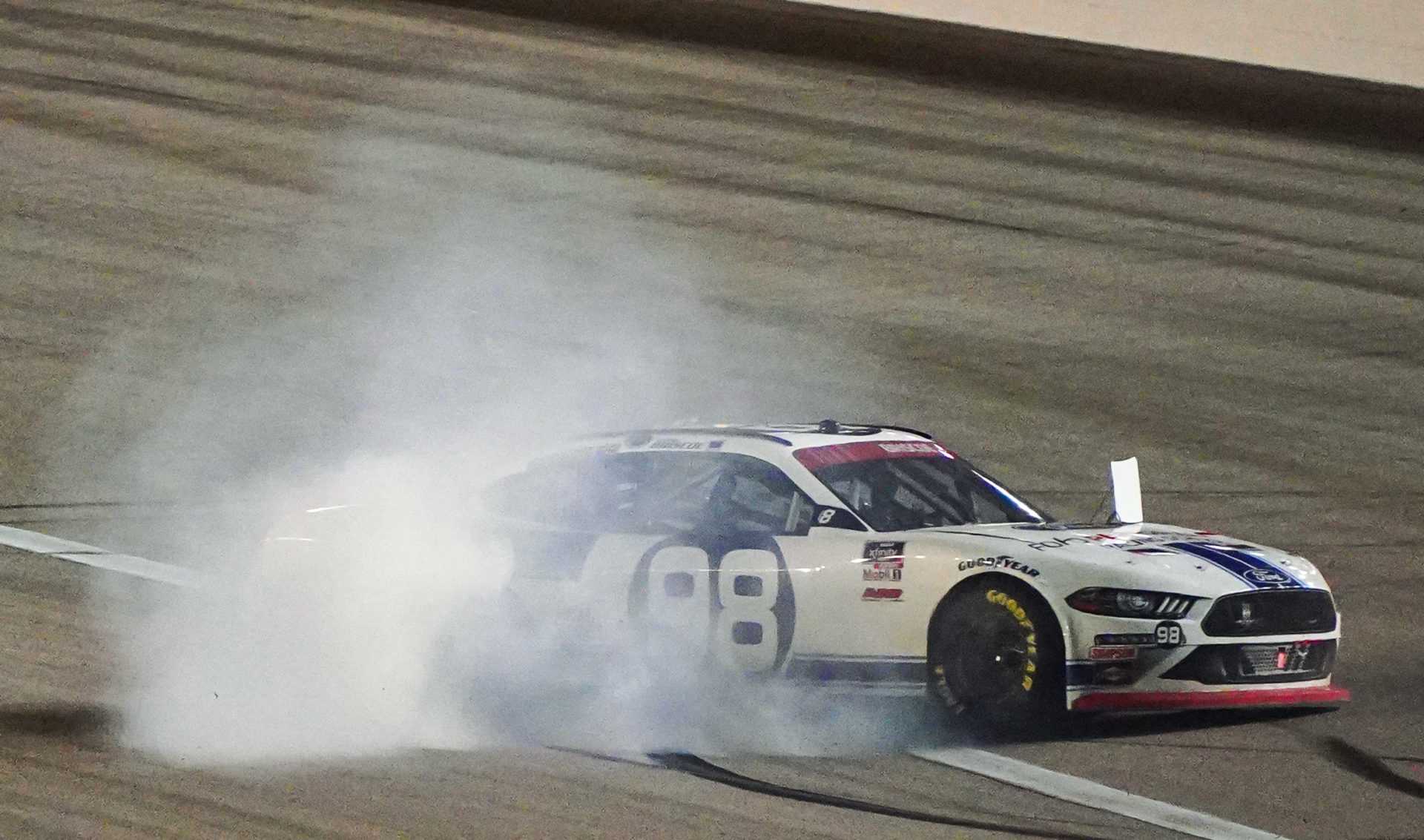 Chase Briscoe célèbre après sa victoire en NASCAR Xfinity Series
