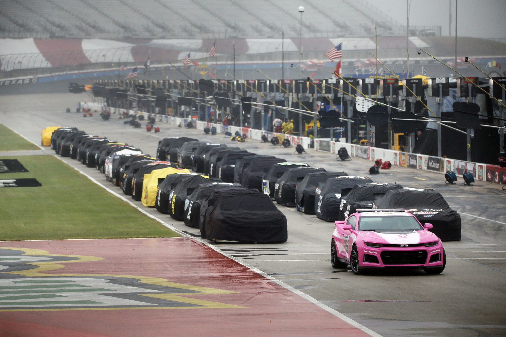 Voitures de course sur pit-road pendant la course de la NASCAR Cup Series au Texas Motor Speedway