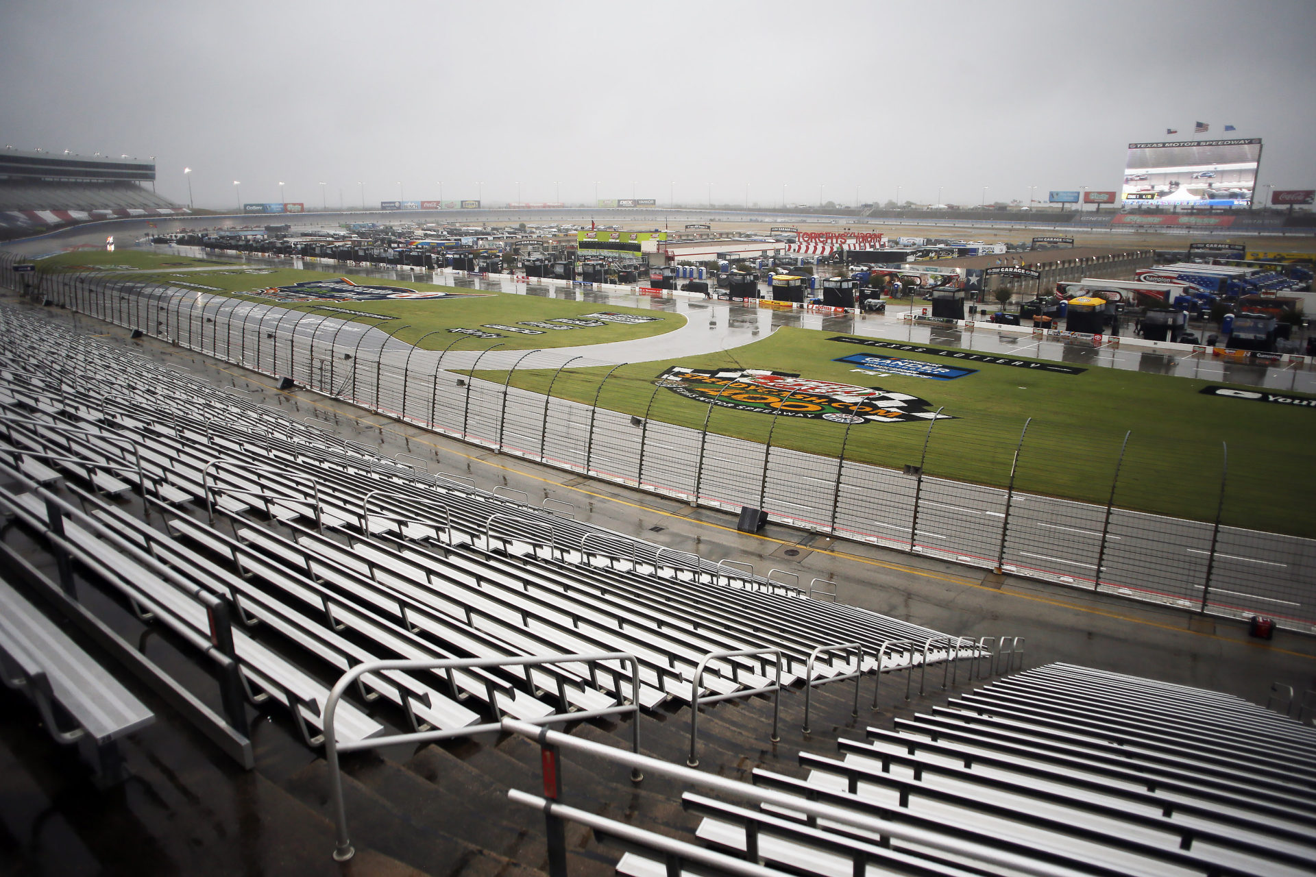 Des stands vides pendant un retard de pluie dans la course NASCAR Cup Series au Texas Motor Speedway