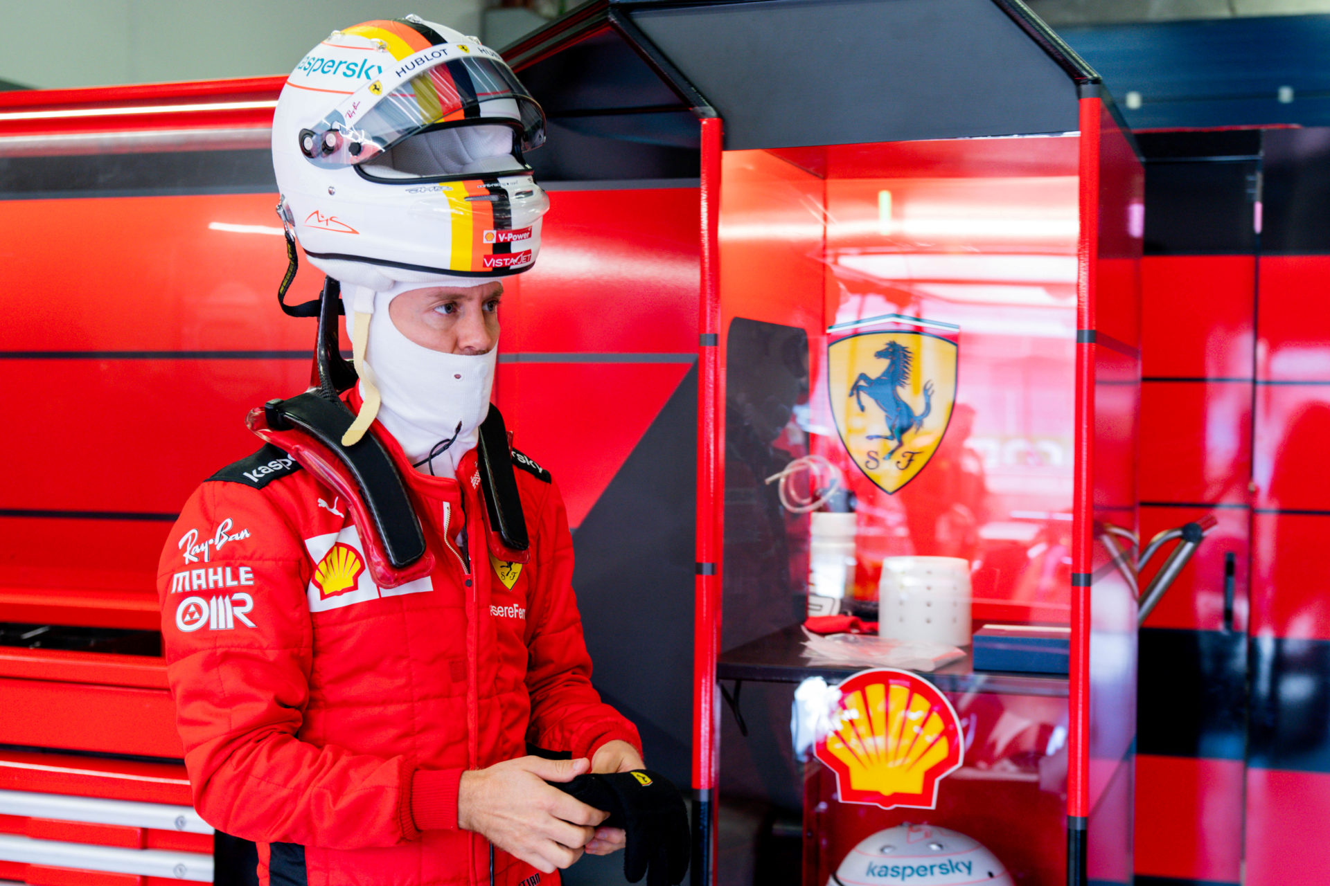Sebastian Vettel dans le garage Ferrari avant le début du GP Eifel