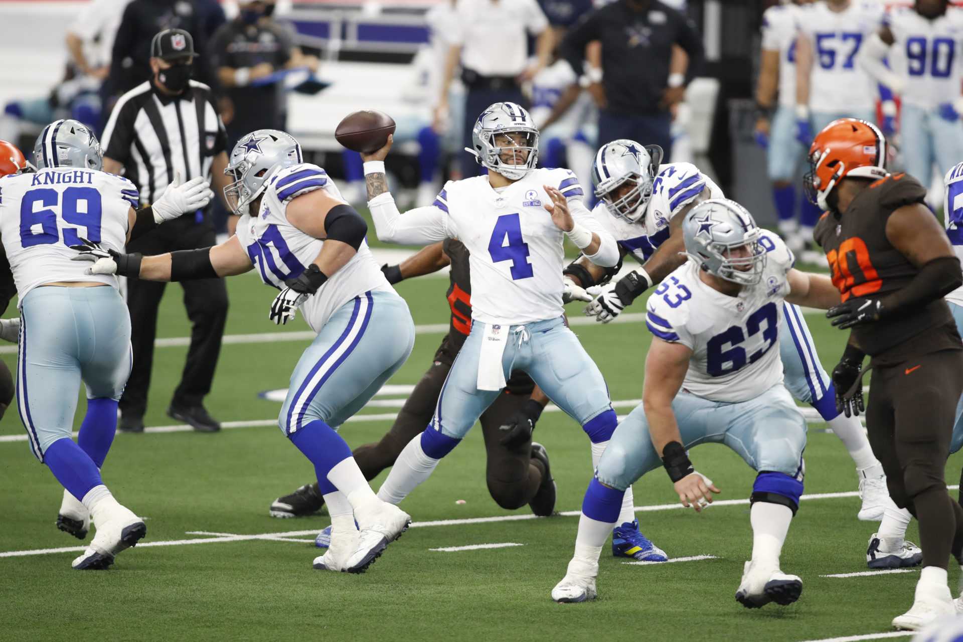 Le quart-arrière des Cowboys de Dallas, Dak Prescott, tente de faire un lancer contre les Cleveland Browns lors de la quatrième semaine.