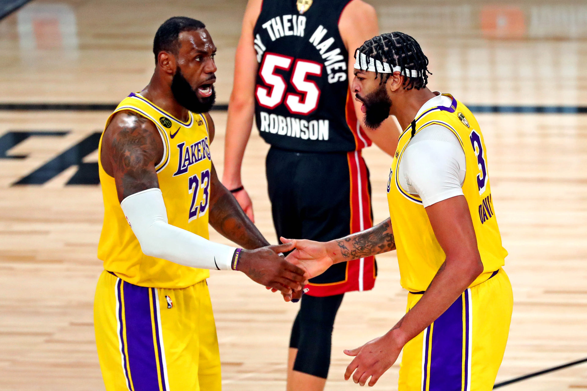 LeBron James et Anthony Davis, superstars des Lakers, célèbrent contre le Miami Heat