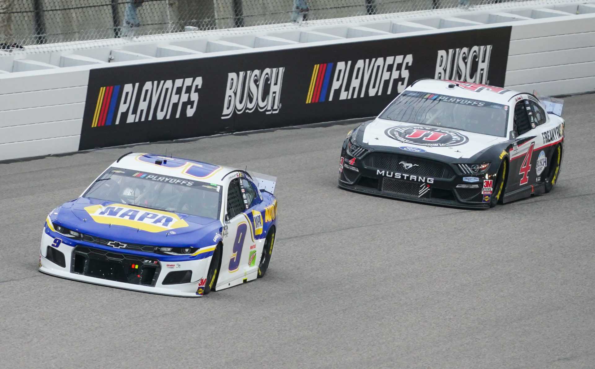 Chase Elliott et Kevin Harvick en action lors de la course NASCAR Cup Series au Kansas