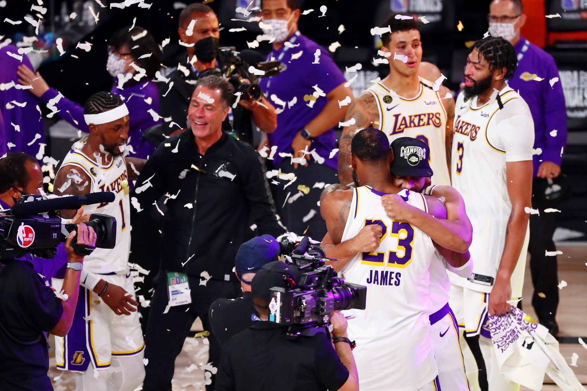 Les Lakers de Los Angeles célèbrent après avoir remporté le titre NBA 2020