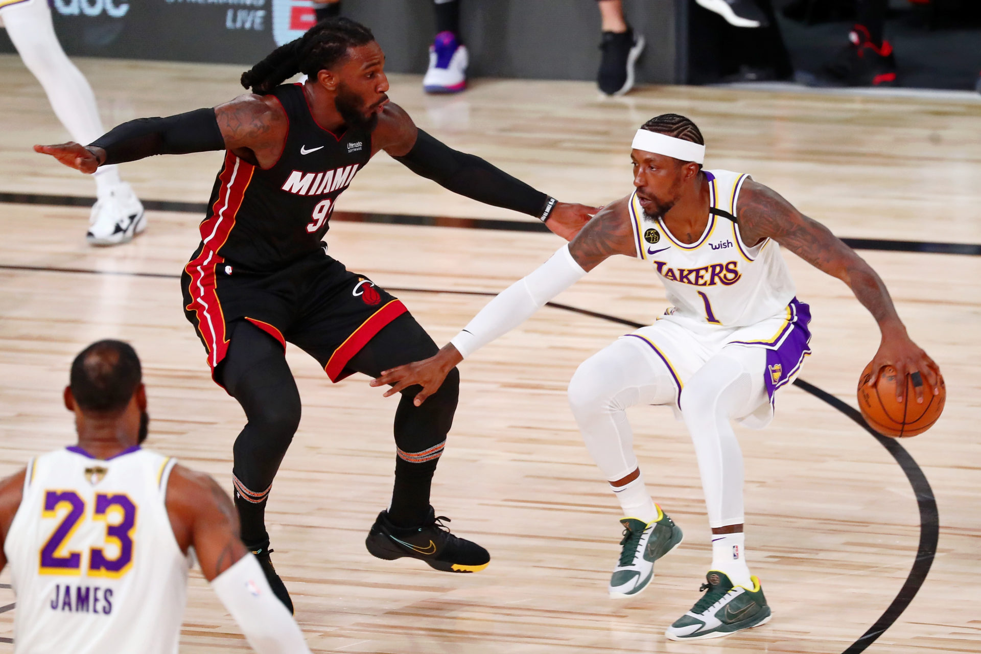 Les Lakers de Los Angeles gardent Kentavious Caldwell-Pope contre l'attaquant de Miami Heat Jae Crowder