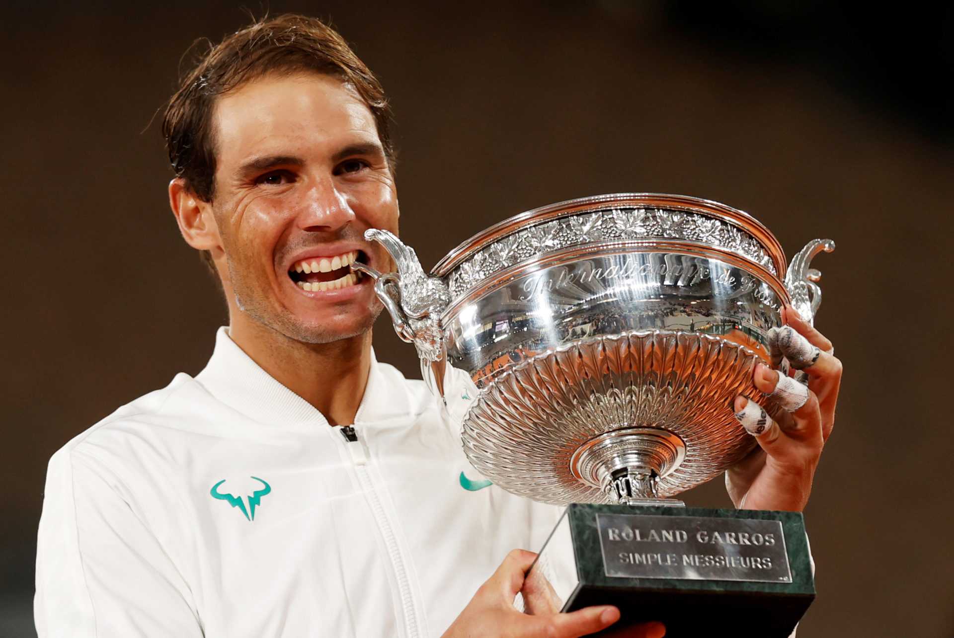 Rafael Nadal avec le trophée Roland-Garros 2020