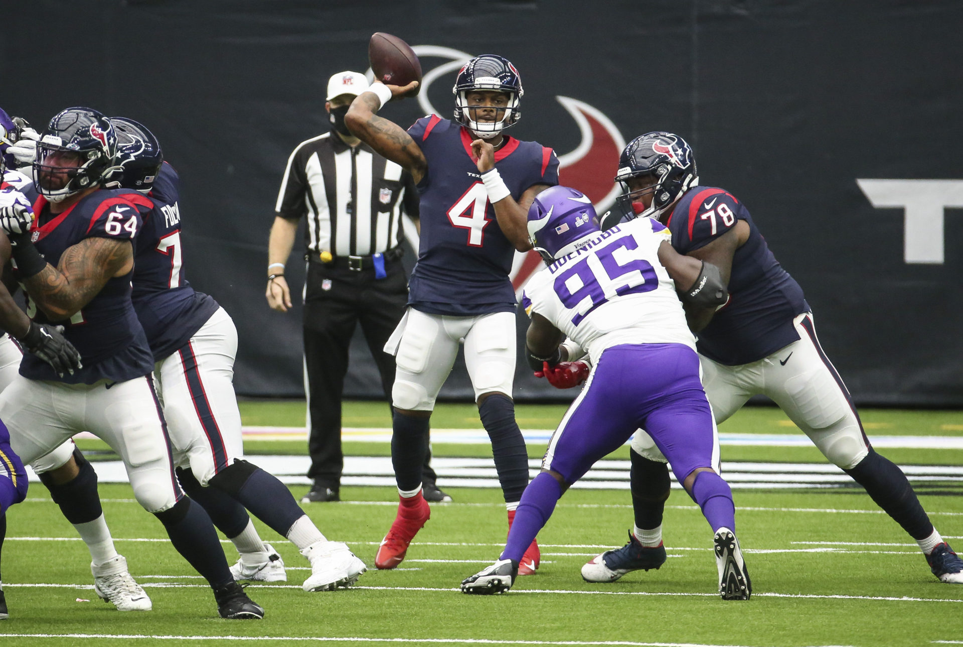 Le quart-arrière des Texans de Houston Deshaun Watson tente une passe contre les Vikings du Minnesota lors de la quatrième semaine.