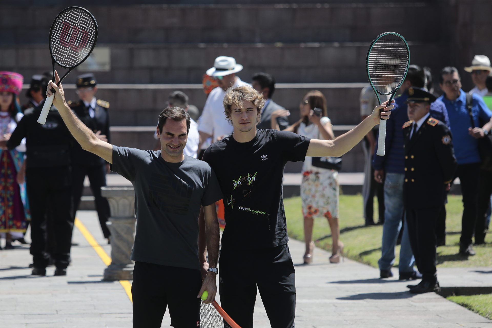 Roger Federer et Alexander Zverev posant avant leur match d'exposition.