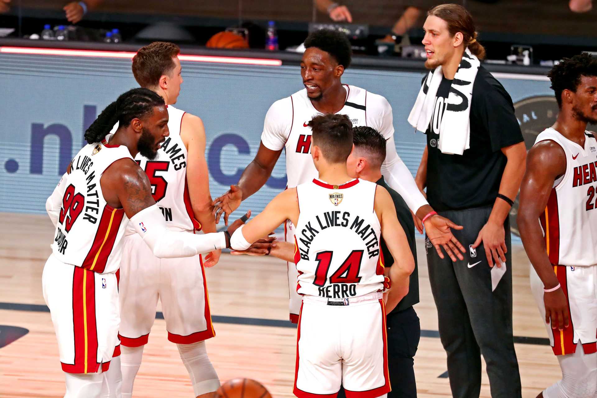 Miami Heat célèbre après avoir battu les Lakers de Los Angeles dans le cinquième match de la finale de la NBA 2020