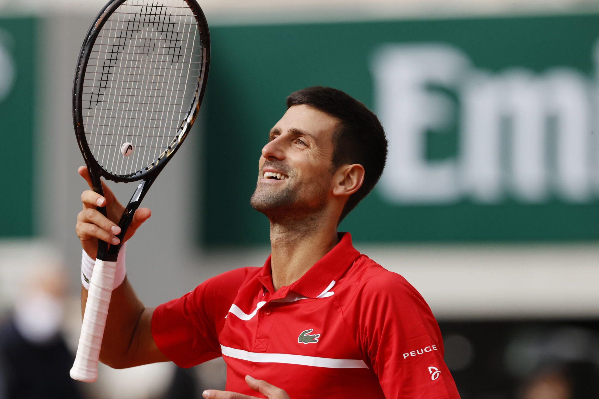 Novak Djokovic célèbre après une victoire à Roland-Garros 2020