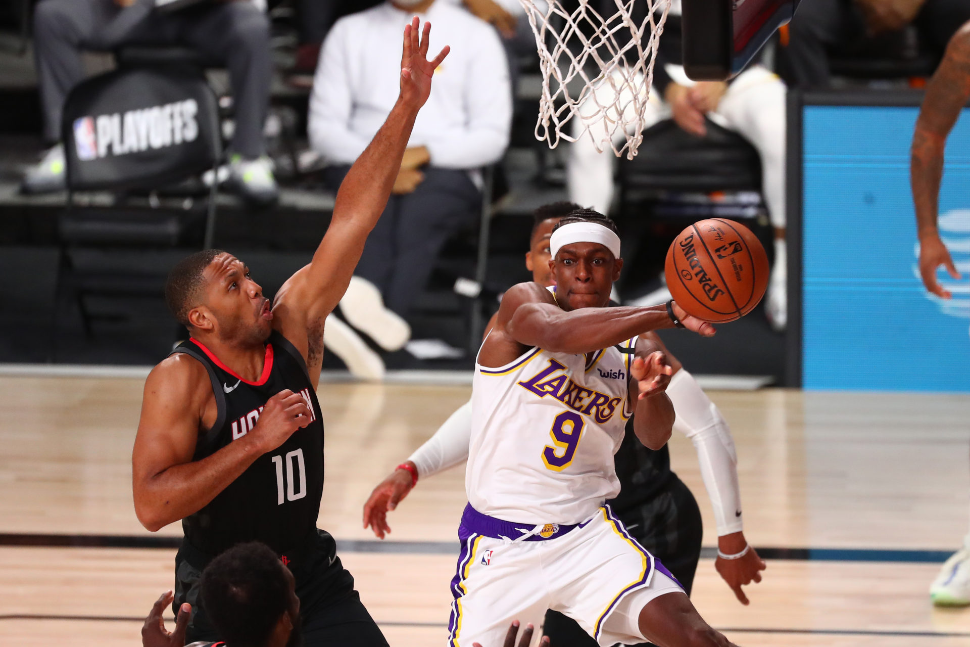 Les Lakers de Los Angeles gardent Rajon Rondo contre les Rockets de Houston lors des éliminatoires de la NBA 2020