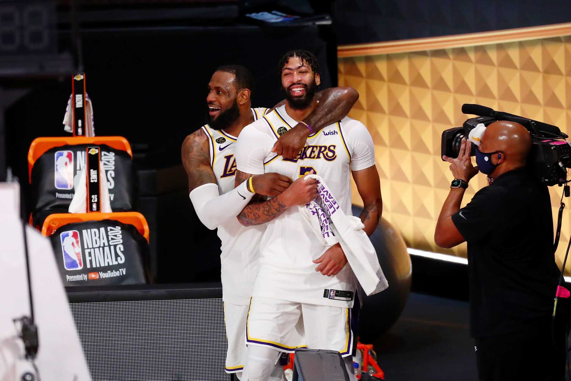 Anthony Davis et LeBron James des Lakers célébrant la finale de la NBA 2020