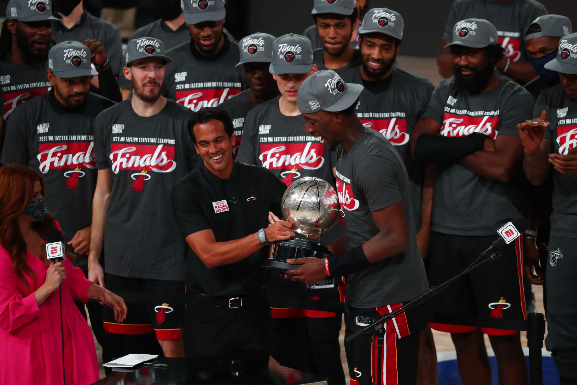 L'entraîneur-chef du Miami Heat, Erik Spoelstra, remet le trophée du championnat de la Conférence de l'Est à Bam Adebayo