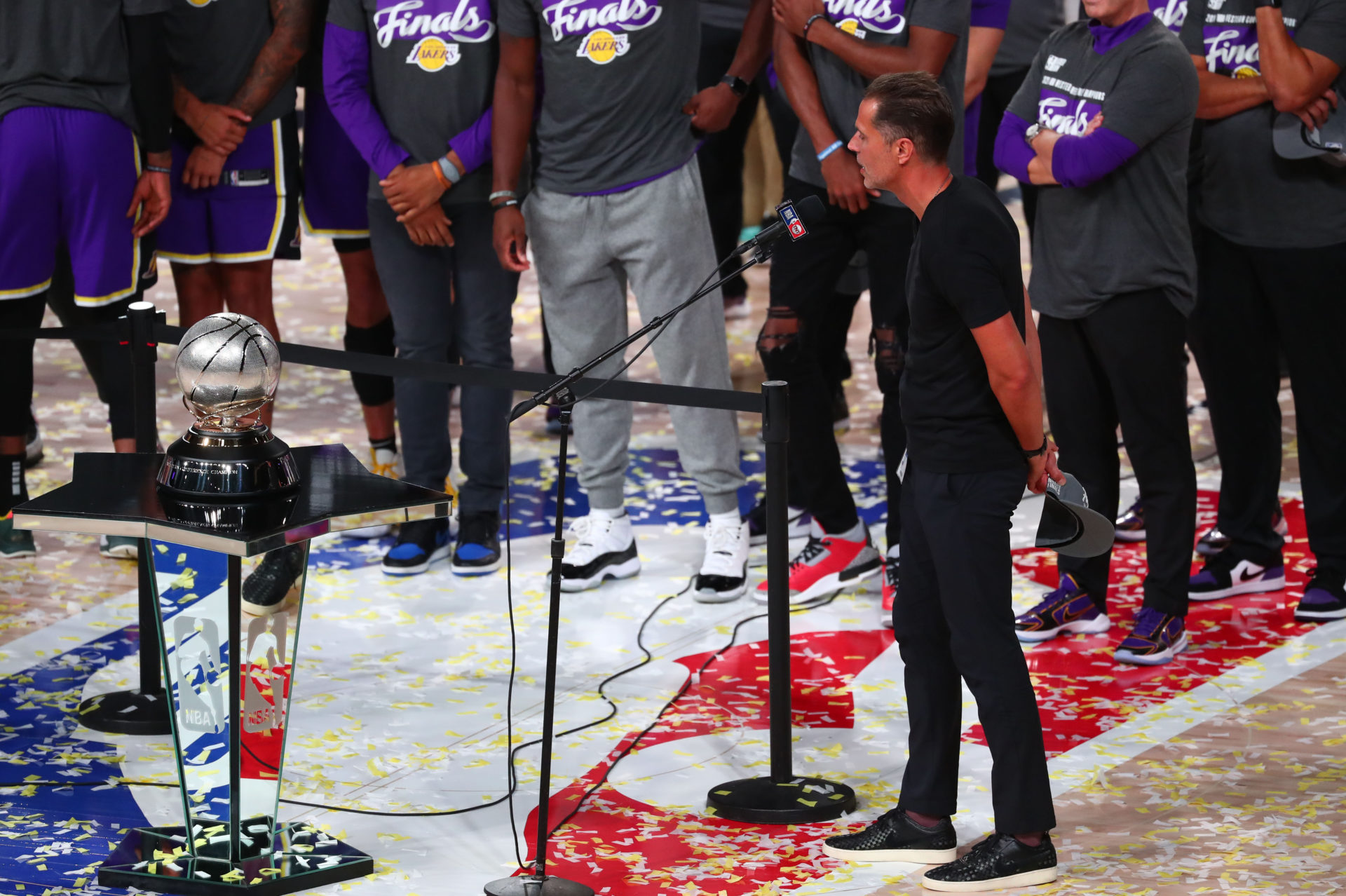 Le directeur général des Los Angeles Lakers, Rob Pelinka, prend la parole après avoir remporté le titre de la Conférence Ouest