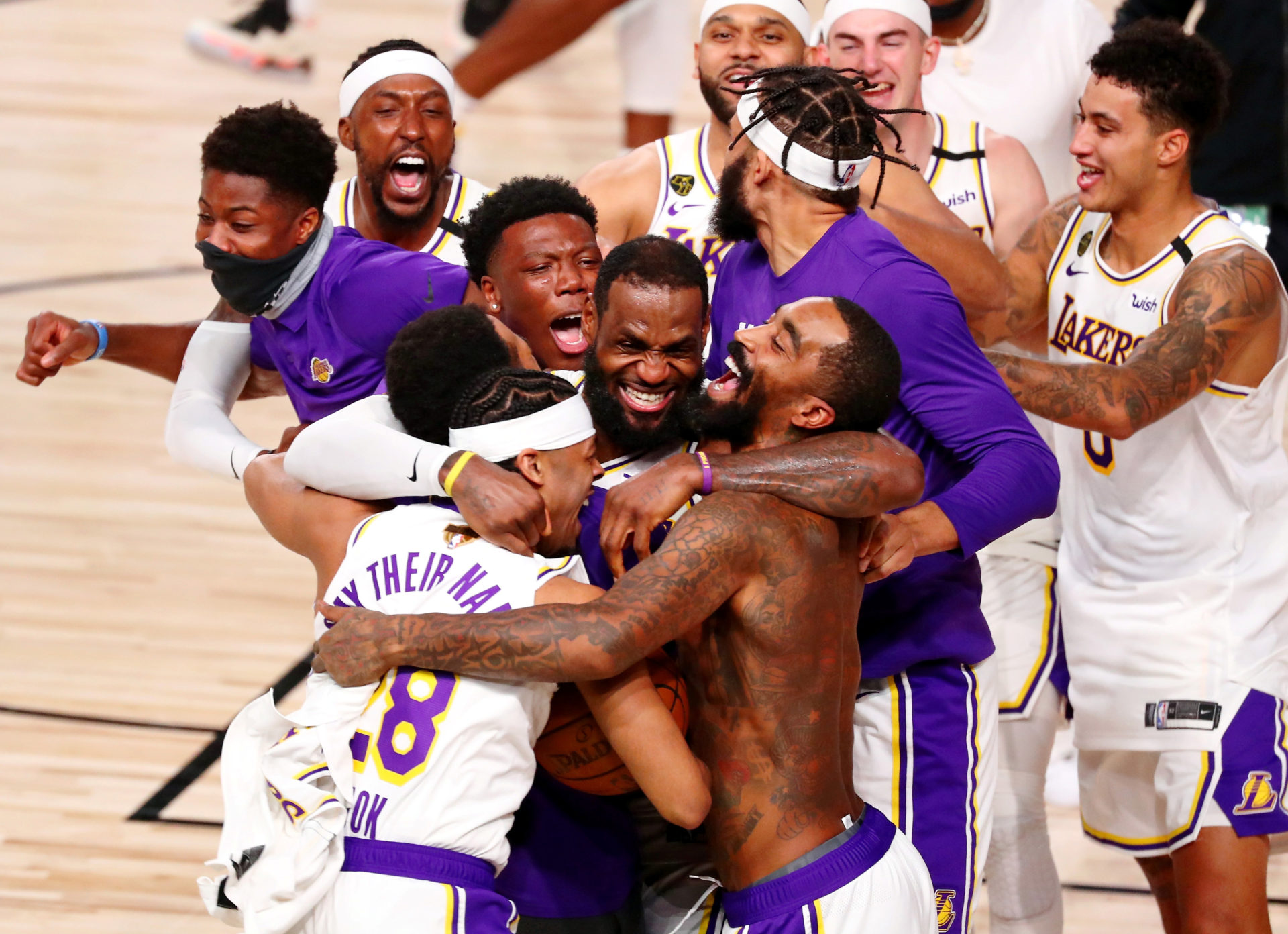 Les Lakers de Los Angeles célèbrent leur victoire contre le Miami Heat après le sixième match de la finale de la NBA 2020