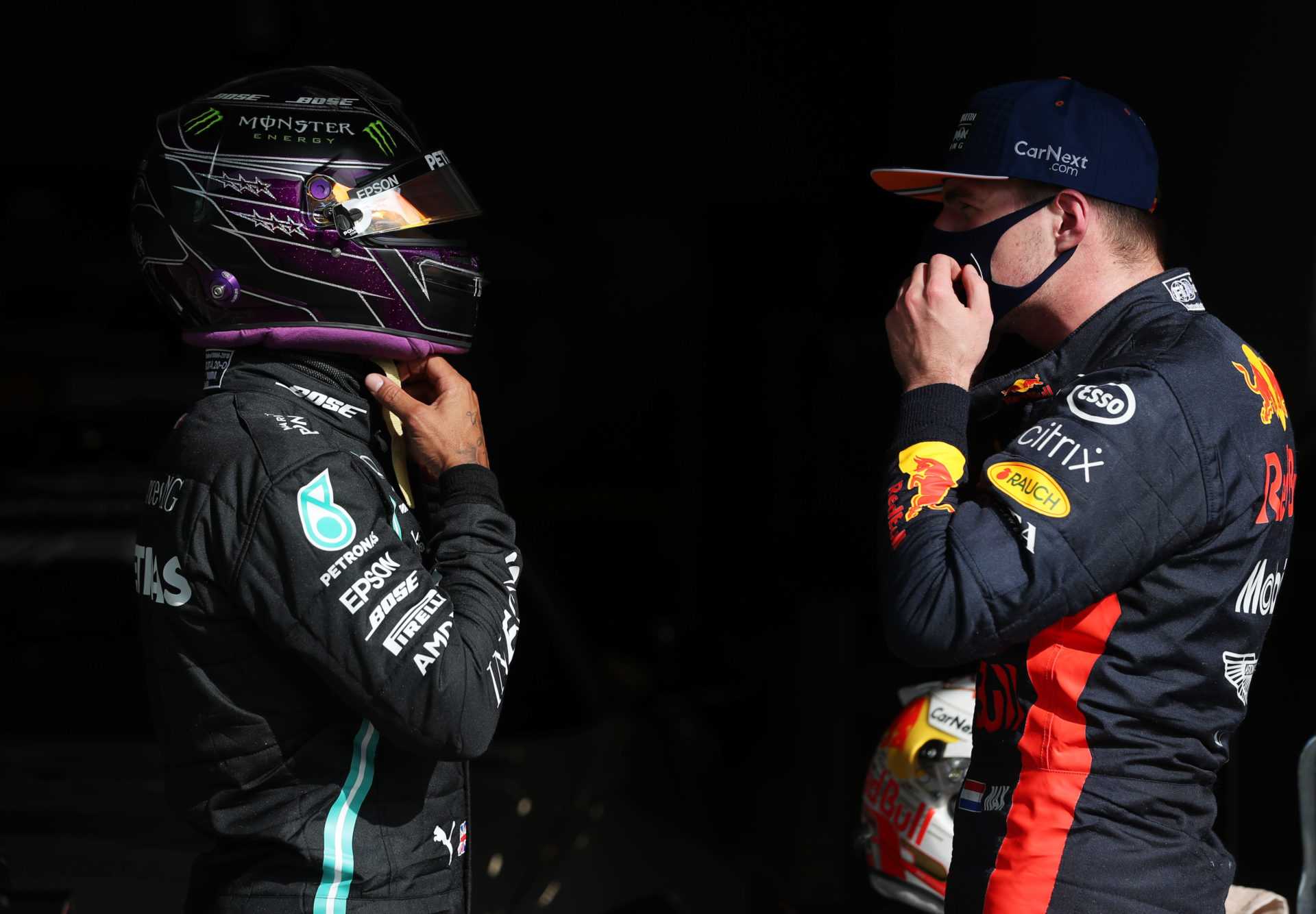 Lewis Hamilton s'entretient avec Max Verstappen après les qualifications du GP du Portugal