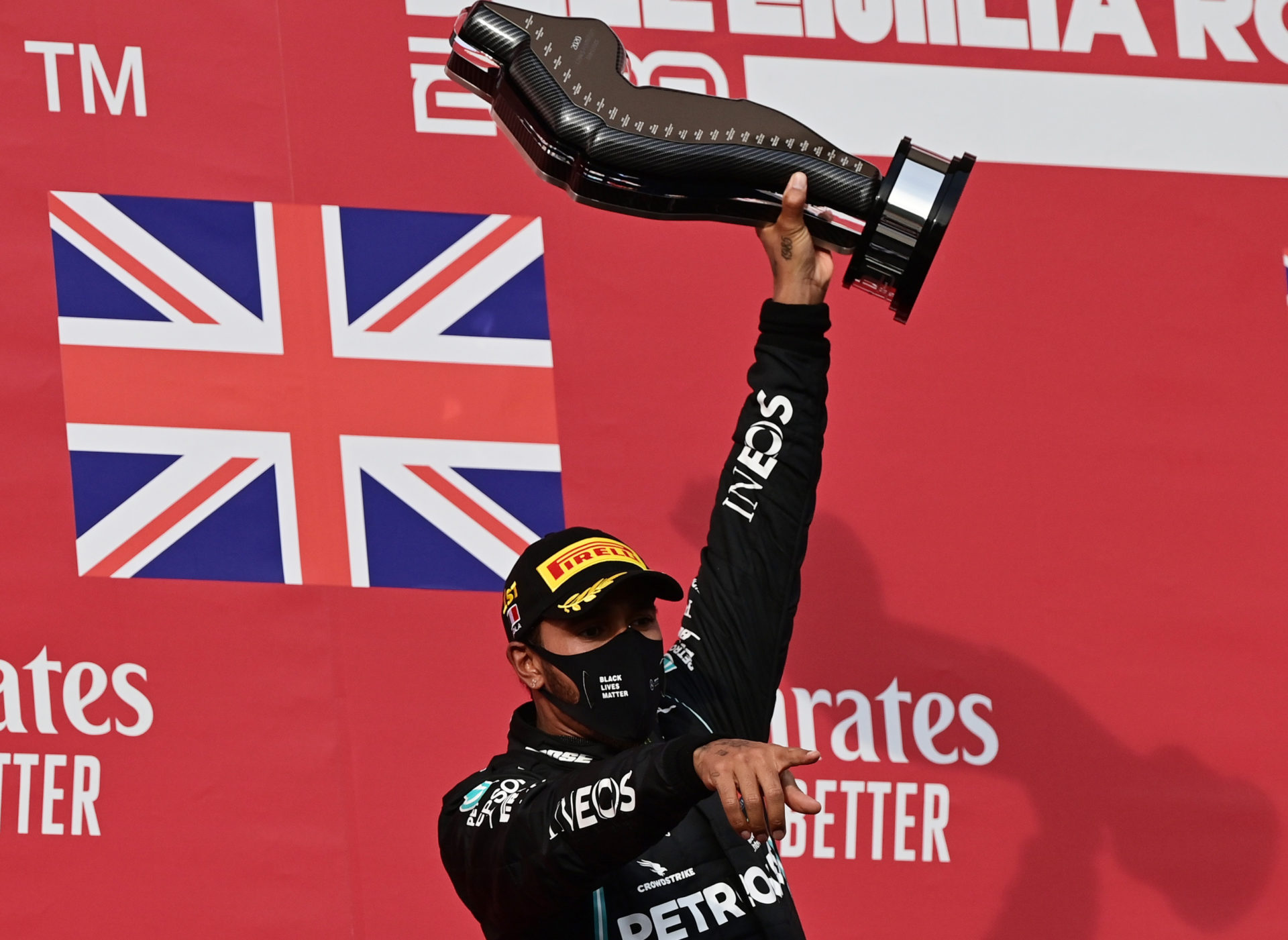 Formule 1, F1- Lewis Hamilton tenant son trophée haut
