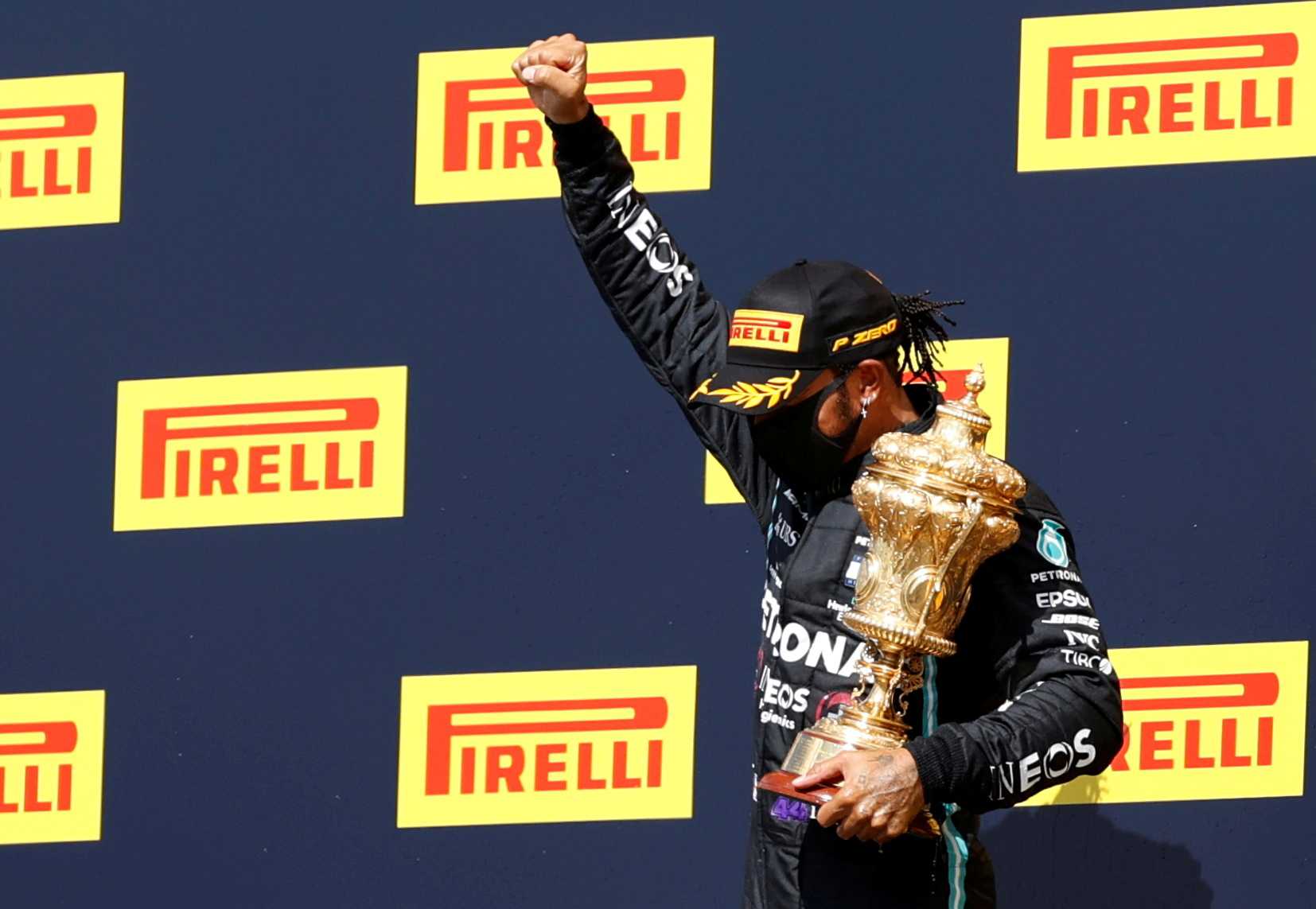 Lewis Hamilton célèbre après sa victoire sur le circuit de Silverstone