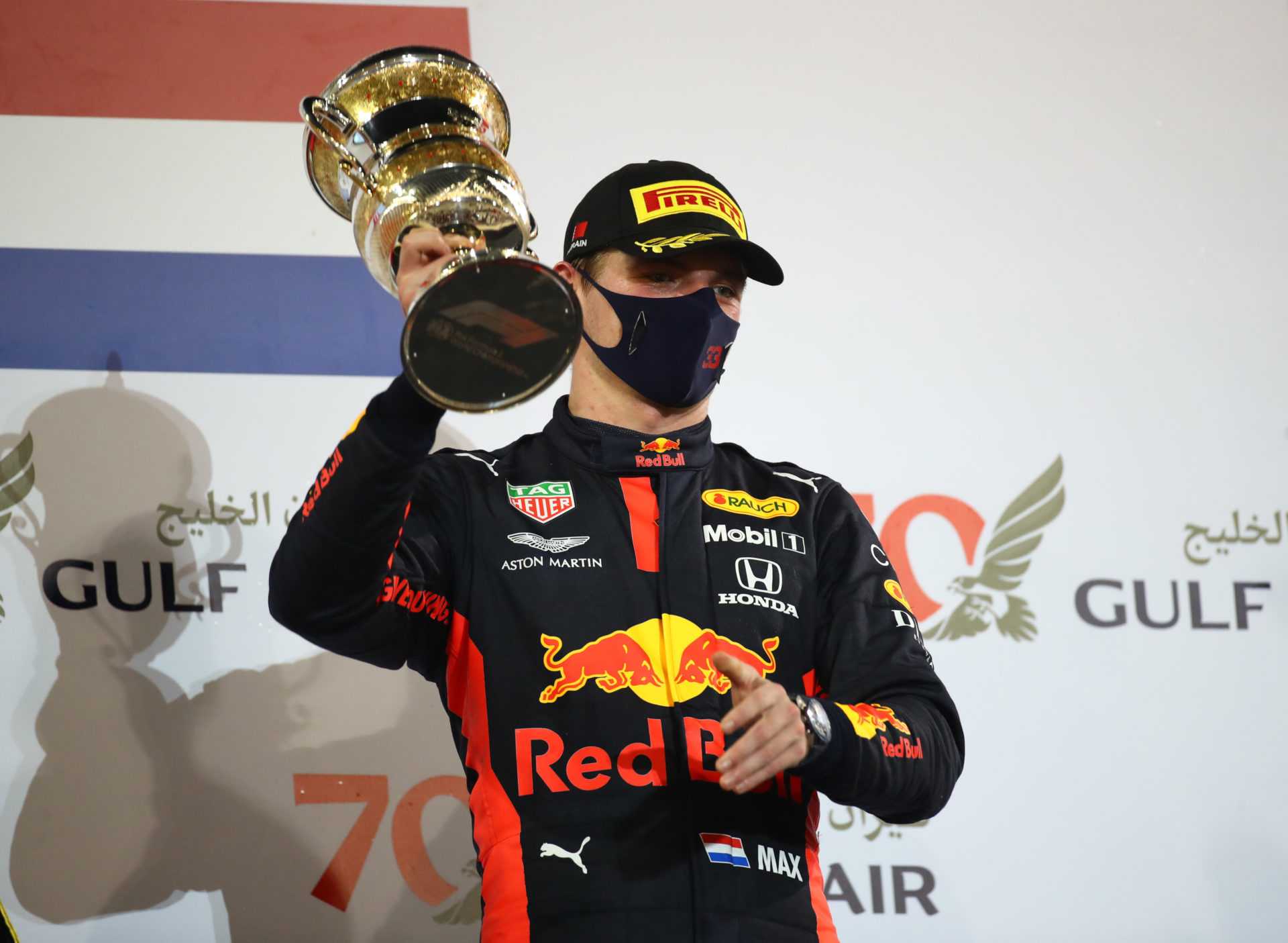 Max Verstappen tient son deuxième trophée au GP de Bahreïn