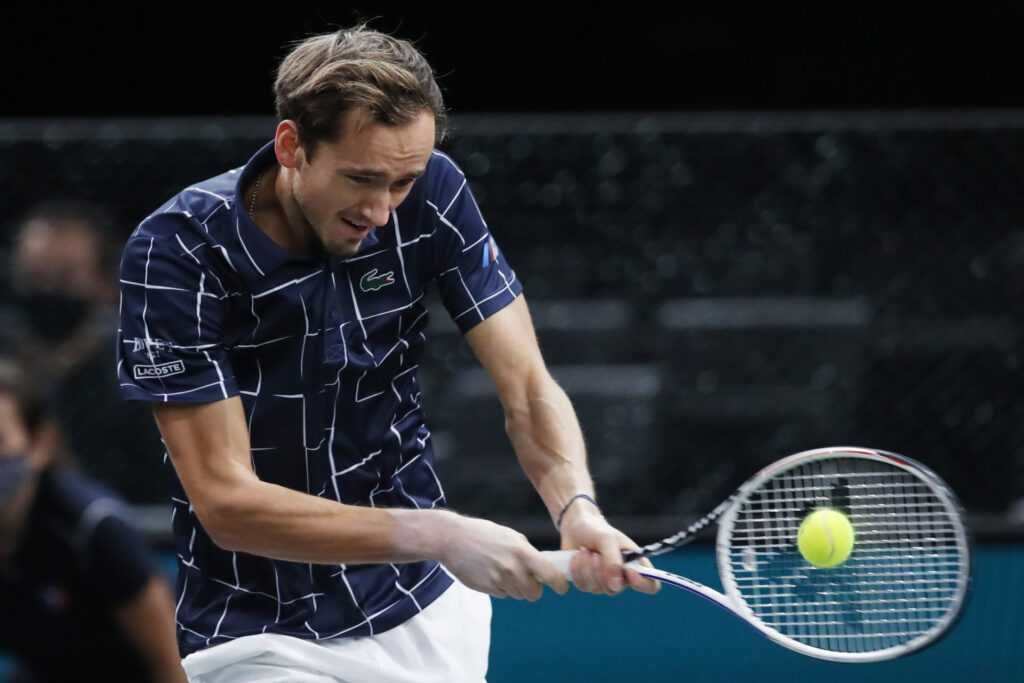 Daniil Medvedev évite le passage de Milos Raonic pour atteindre la finale du Rolex Paris Masters 2020