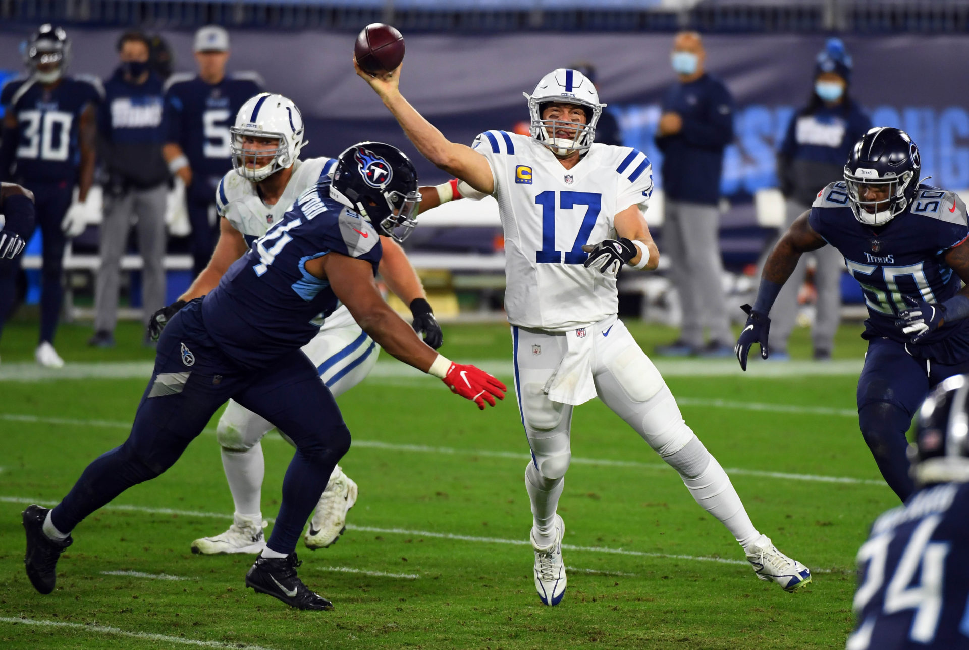 Le quart Philip Rivers des Indianapolis Colts tente de faire une passe contre les Titans du Tennessee.