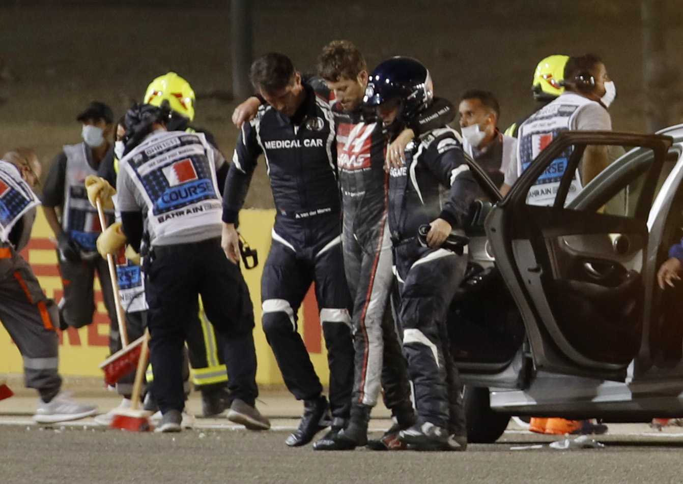 Le pilote de Formule 1 Romain Grosjean s'éloigne de l'accident