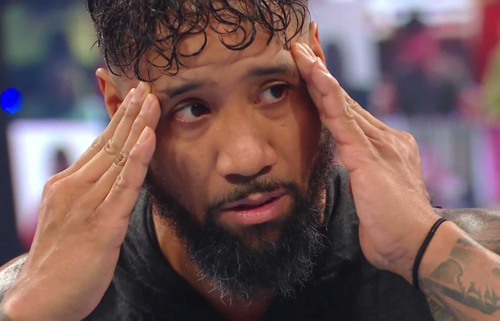 Jey Uso attaque vicieusement Otis avec une chaise en acier sur WWE SmackDown