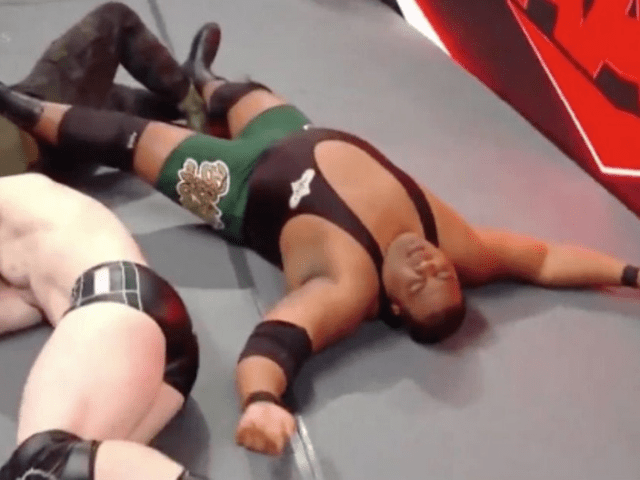 Keith Lee se brise presque le cou lors d'un atterrissage défectueux sur WWE Raw