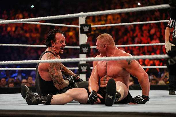 La légende de la WWE Kane donne un verdict audacieux sur Brock Lesnar battant The Undertaker à WrestleMania