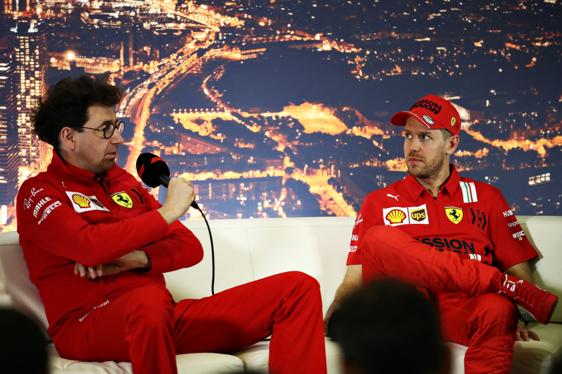 Le pilote Ferrari Sebastian Vettel et Mattia Binotto s'exprimant lors d'une conférence de presse avant les essais hivernaux de F1