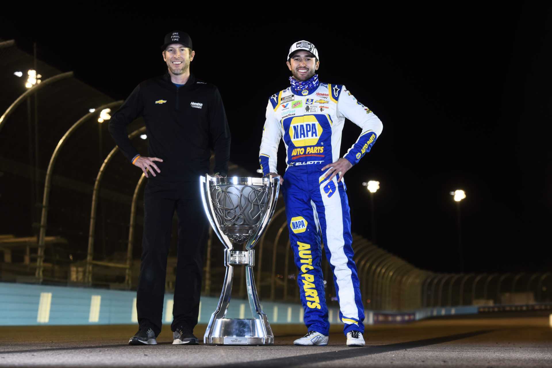 Chase Elliott et Alan Gustafson avec le trophée NASCAR Cup Series