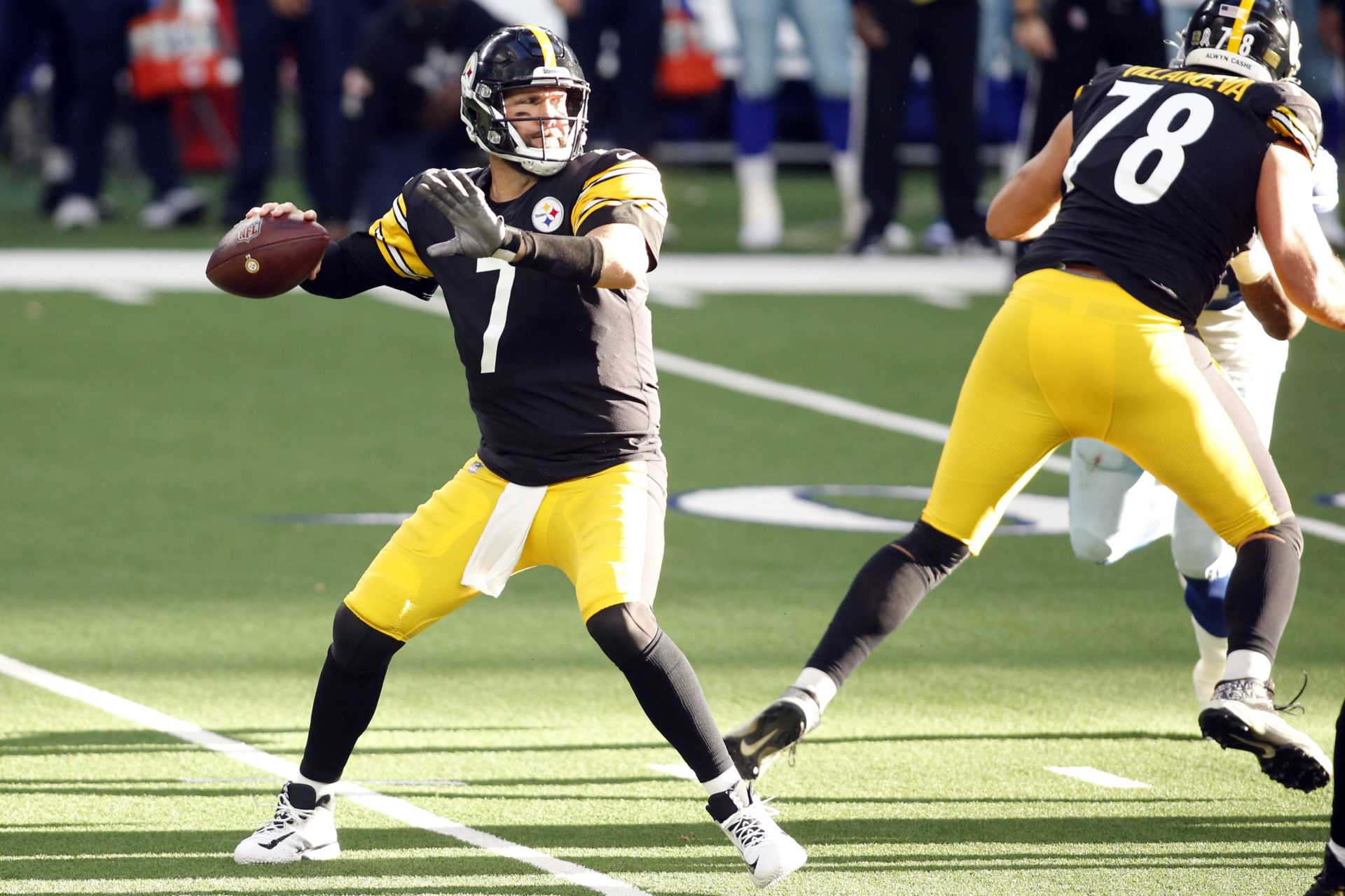 Le quart-arrière des Steelers de Pittsburgh, Ben Roethlisberger, tente de faire un lancer contre les Cowboys de Dallas dimanche.