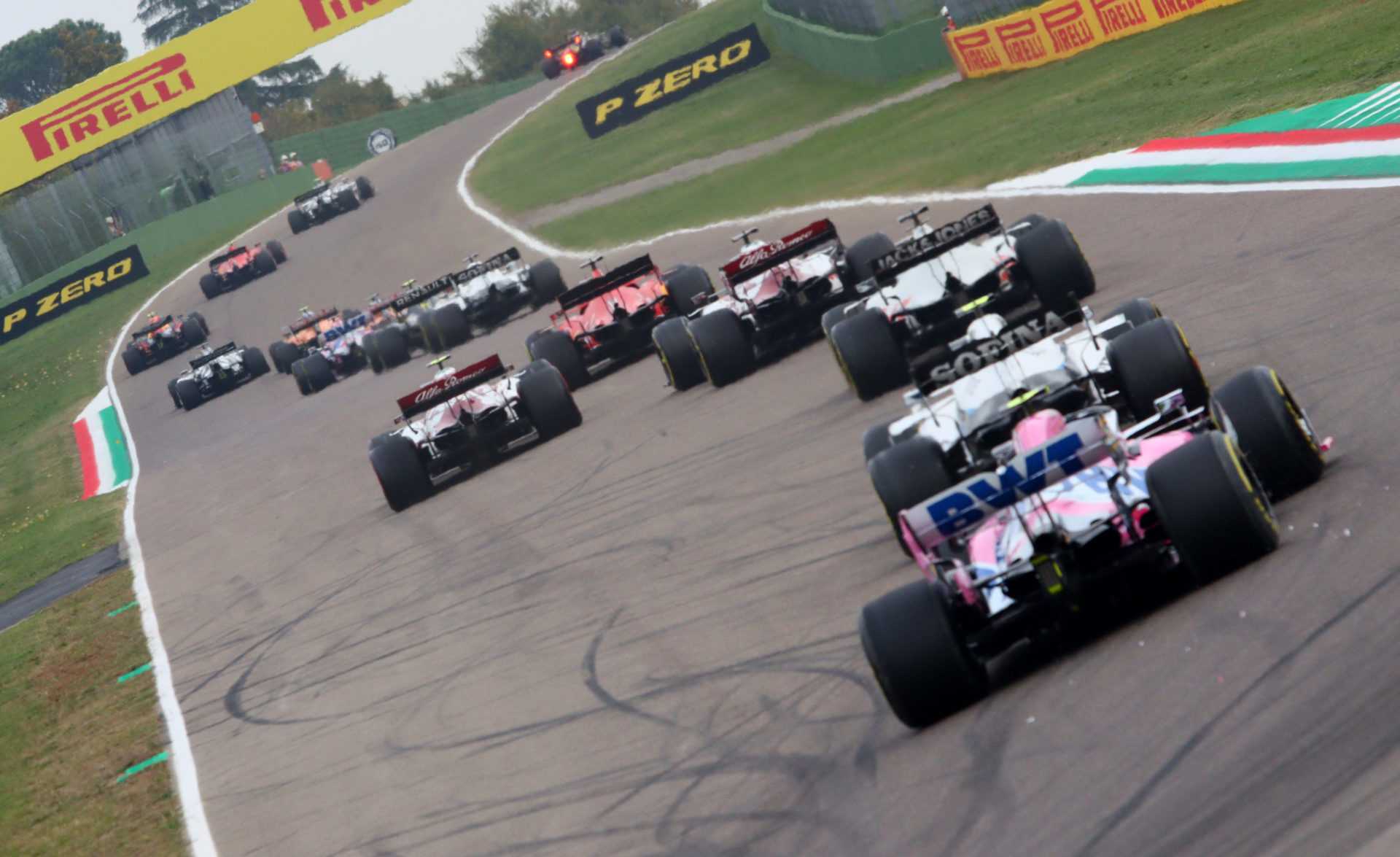 Voitures de F1 en course au Grand Prix d'Émilie-Romagne