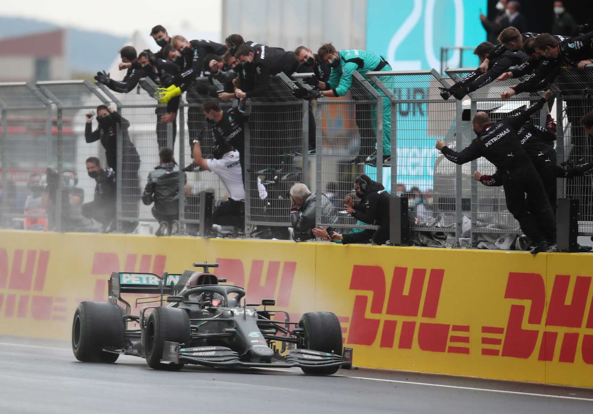 Le pilote Mercedes Lewis Hamilton franchit le drapeau à damier pour remporter le GP de Turquie