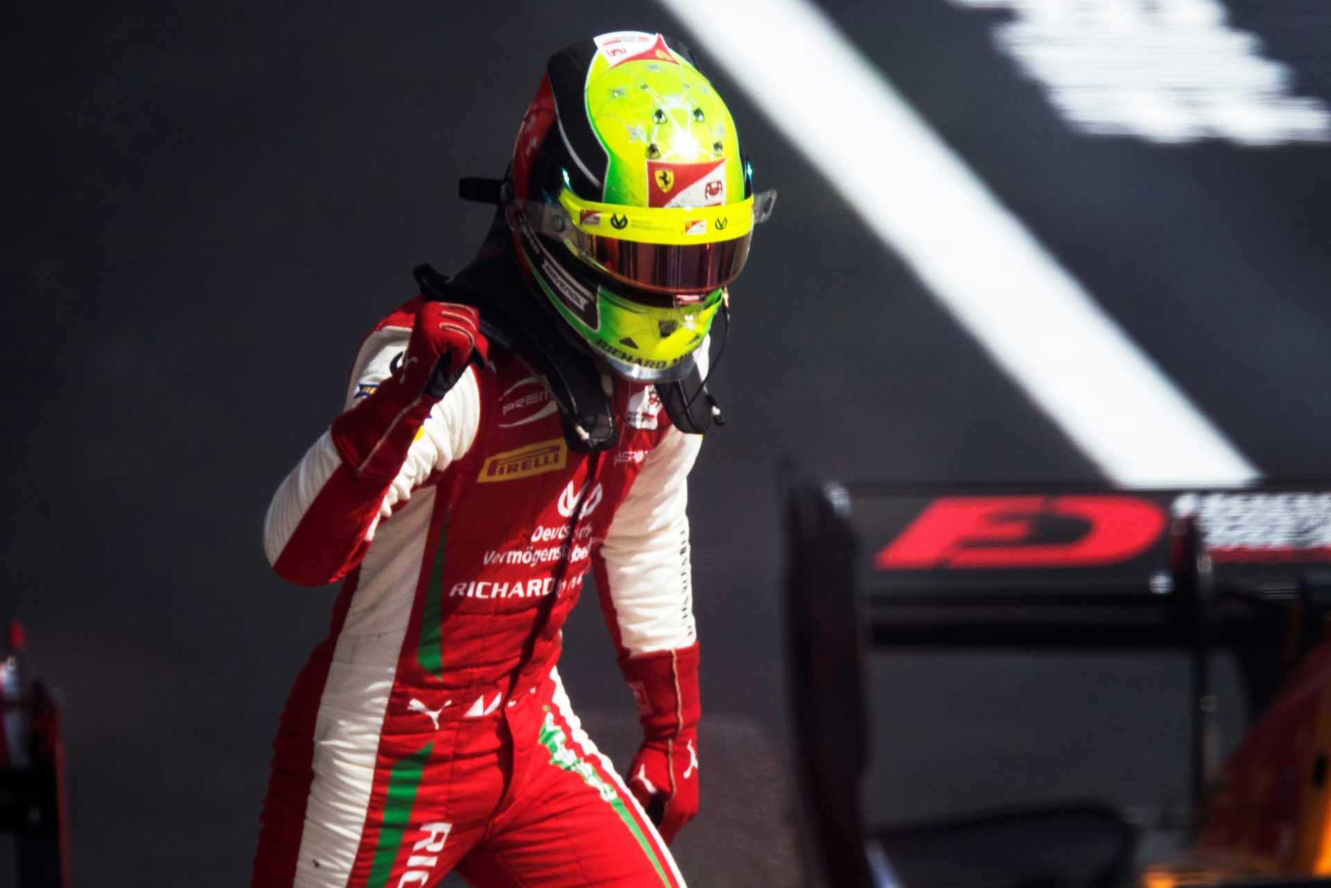 Mick Schumacher célèbre la victoire du Grand Prix de Russie F2