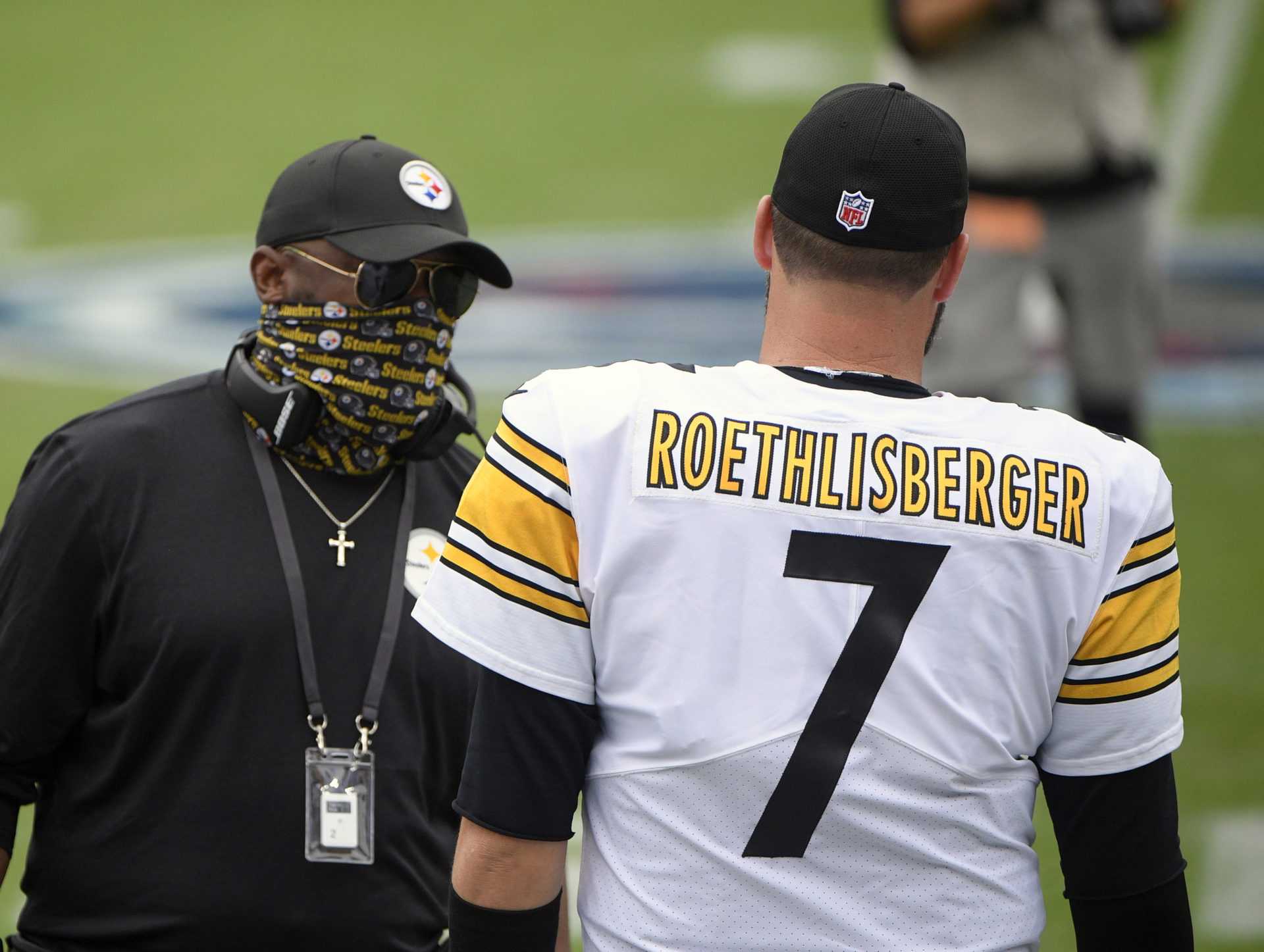 L'entraîneur des Steelers de Pittsburgh, Mike Tomlin, interagit avec le quart Ben Roethlisberger.