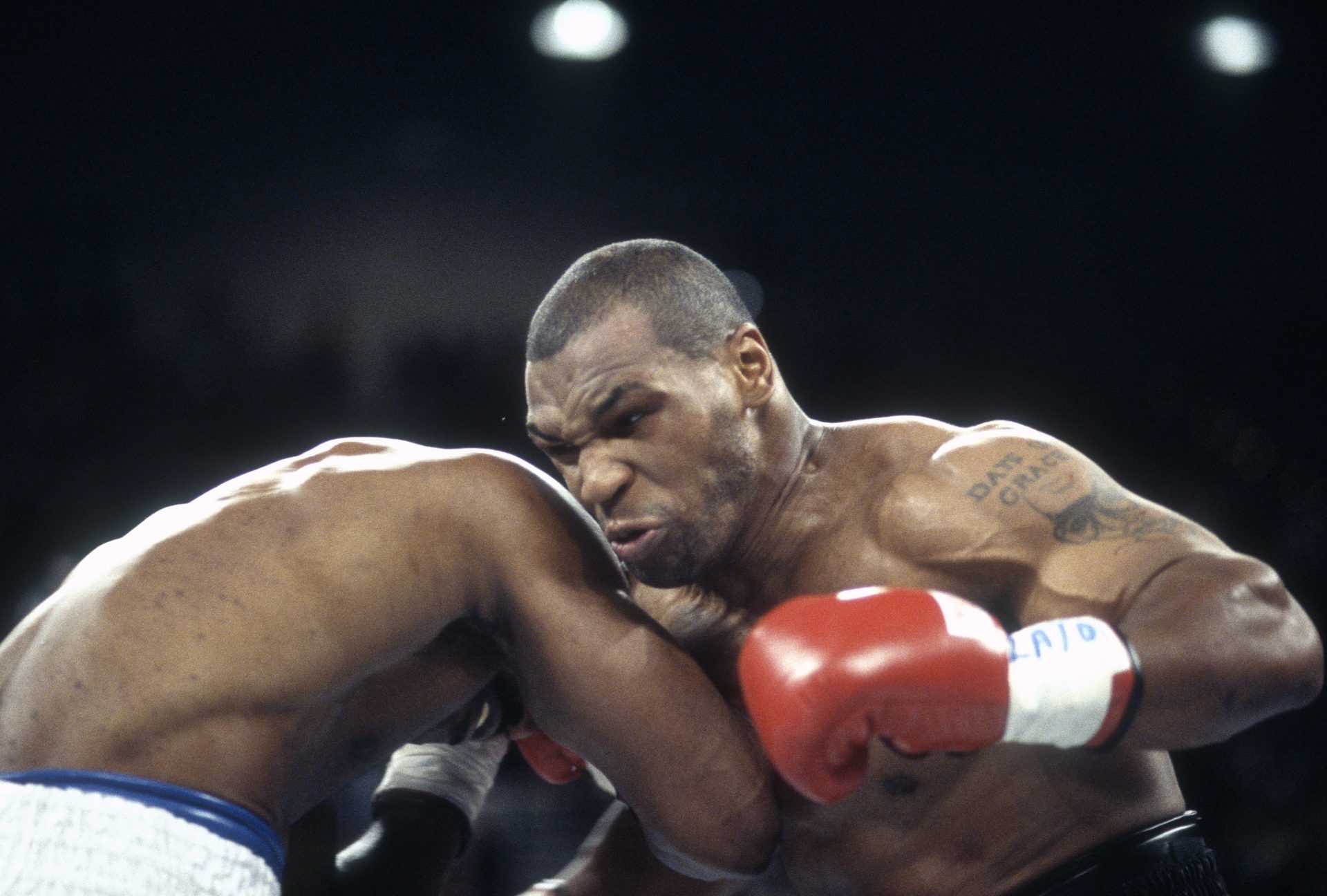 Les pertes de carrière de Mike Tyson: qui a vaincu le Phenom et comment?