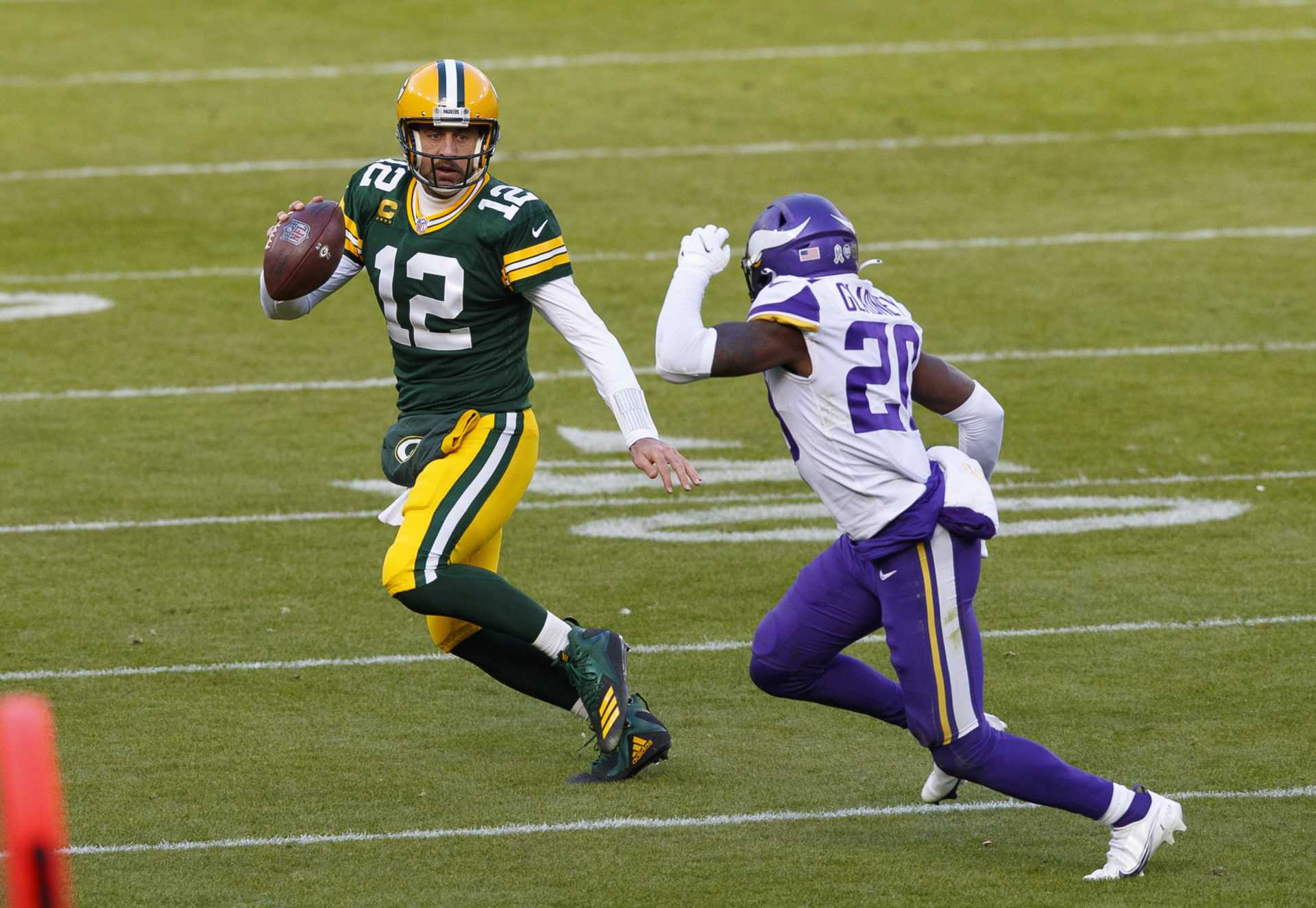 Le quart Aaron Rodgers des Green Bay Packers tente de jouer contre les Vikings du Minnesota dimanche.