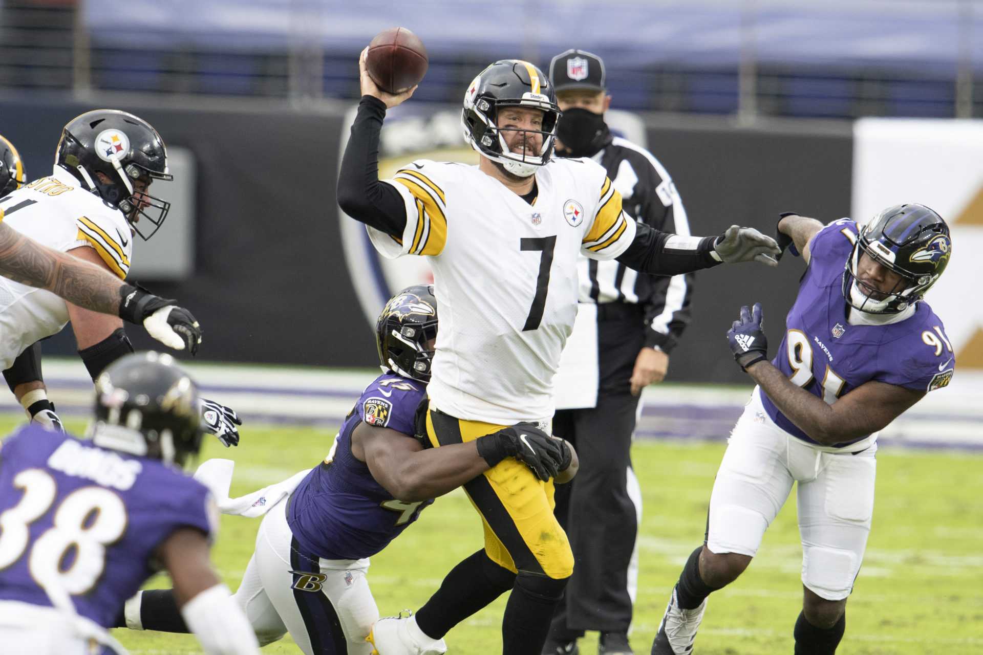 Le quart-arrière des Pittsburgh Steelers Ben Roethlisberger abordé par les Ravens de Baltimore.