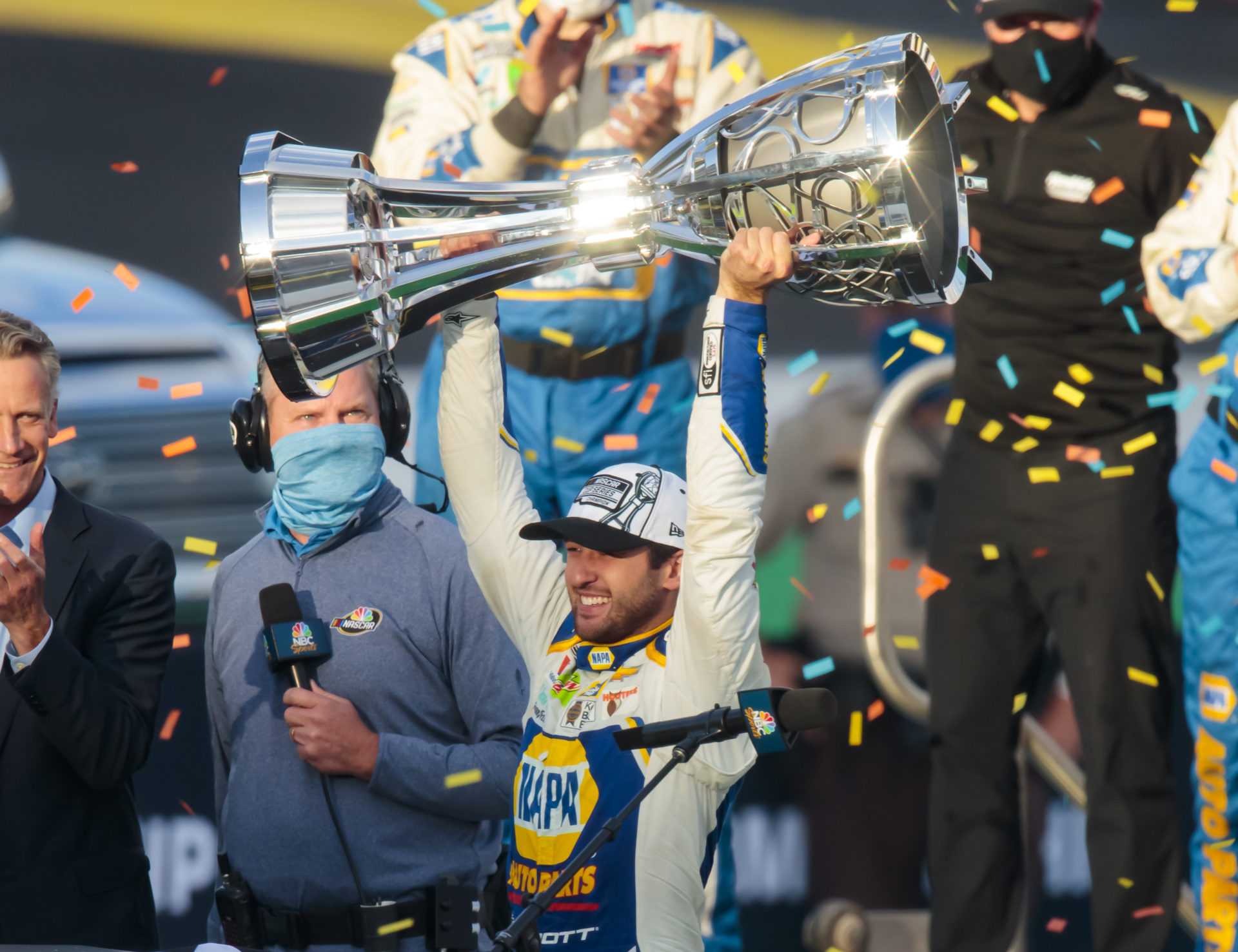 Chase Elliott célèbre avec son trophée NASCAR Cup Series 2020