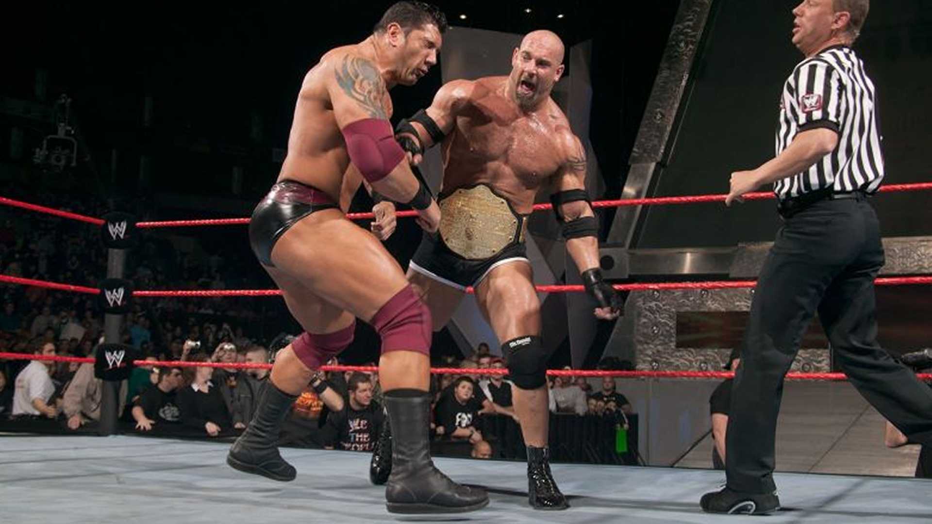 REGARDER: La légende de la WWE Goldberg détruit Batista dans un match extrêmement physique à Raw