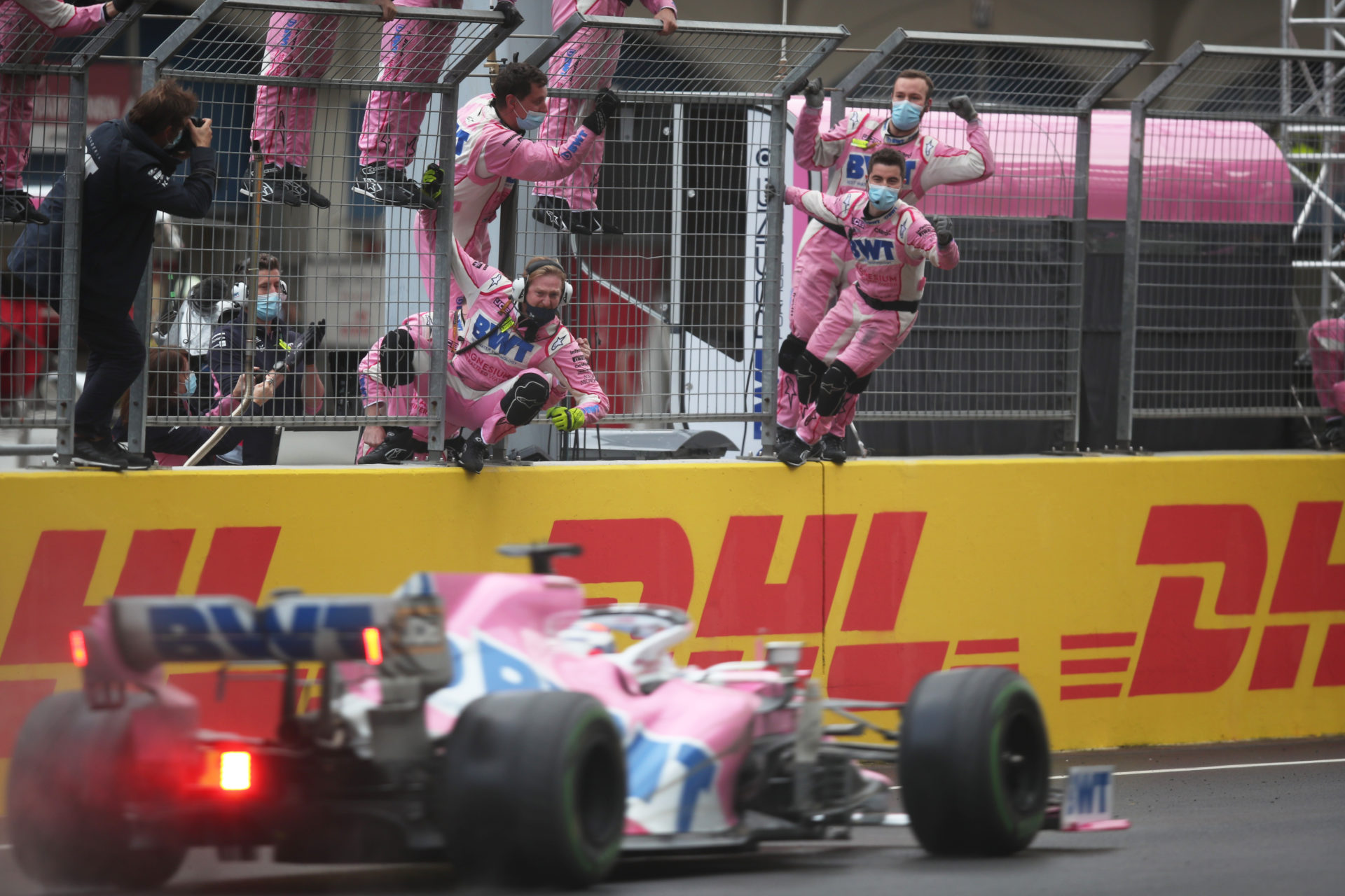 L'équipage de Racing Point célèbre le podium de Sergio Perez au Grand Prix de Turquie 2020