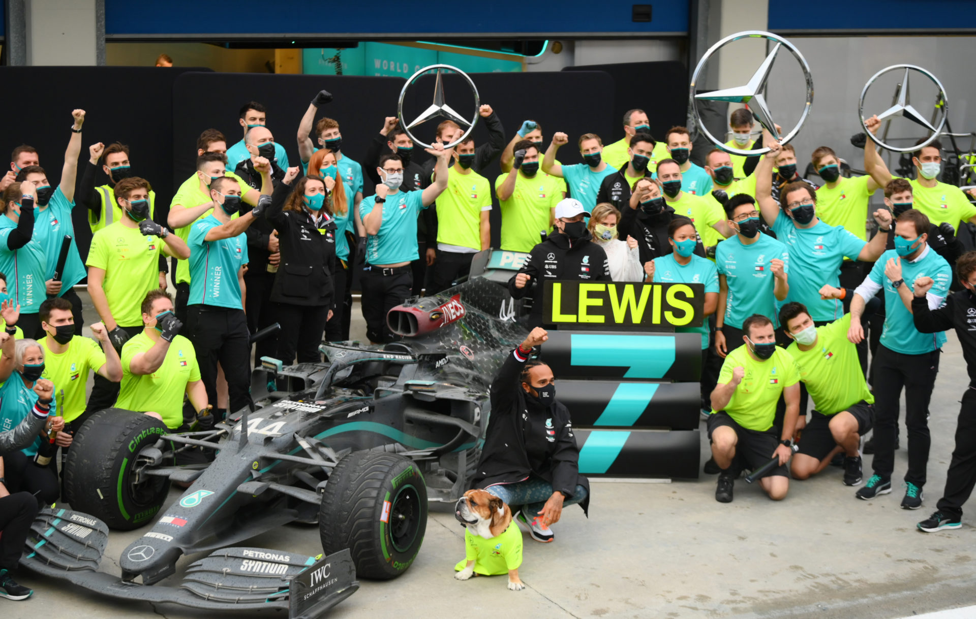 Lewis Hamilton célèbre sa victoire au championnat avec l'équipe Mercedes