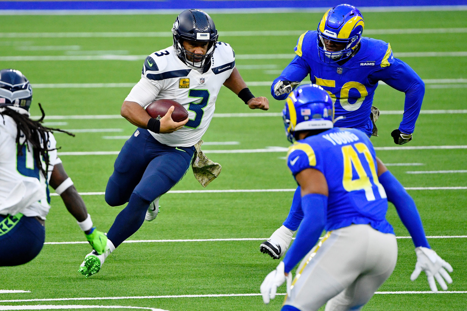 Le quart-arrière des Seattle Seahawks Russell Wilson tente de courir avec le ballon contre les Rams de Los Angeles.