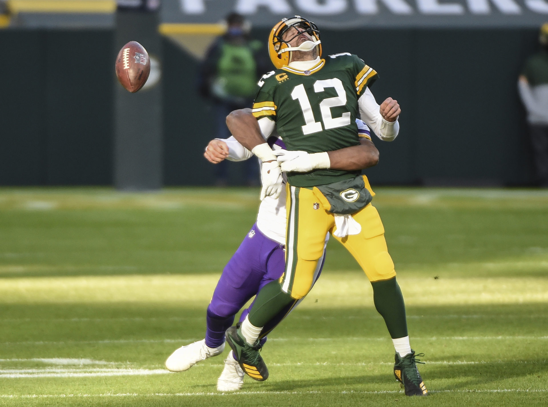 Le quart-arrière des Green Bay Packers, Aaron Rodgers, échappe le ballon après avoir été abordé par l'ailier défensif des Vikings du Minnesota D.J. Wonnum dimanche.