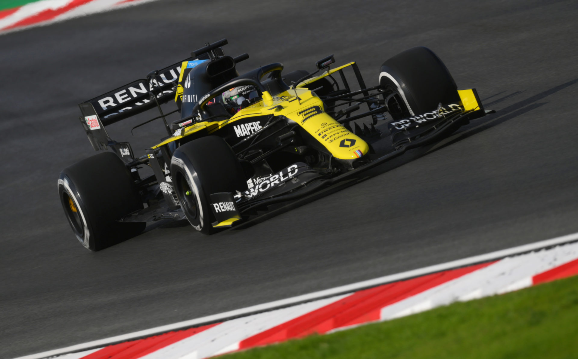 Daniel Ricciardo au volant de Renault pendant la séance d'essais